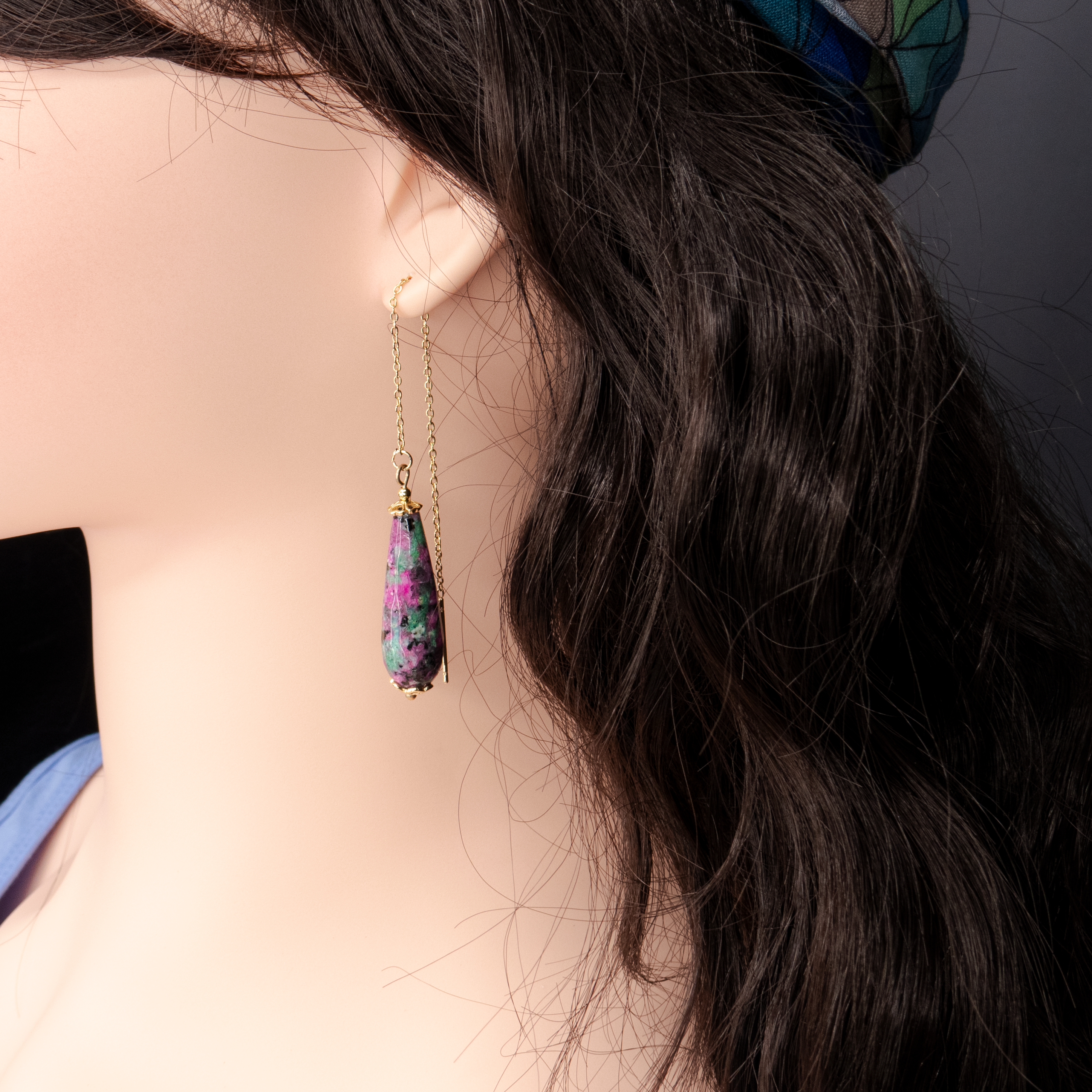 עגילי שרשרת ארוכים עם אגת מולטיקולור – אבן טבעית עם תנועה של צבעים בגווני אדמה, מים ושמים. מתאימים לנשים שמעריכות תכשיטים ייחודיים, צבעוניים אך עדינים. העגילים קלילים, נוחים ללבישה ומוסיפים עומק טבעי לכל הופעה.

