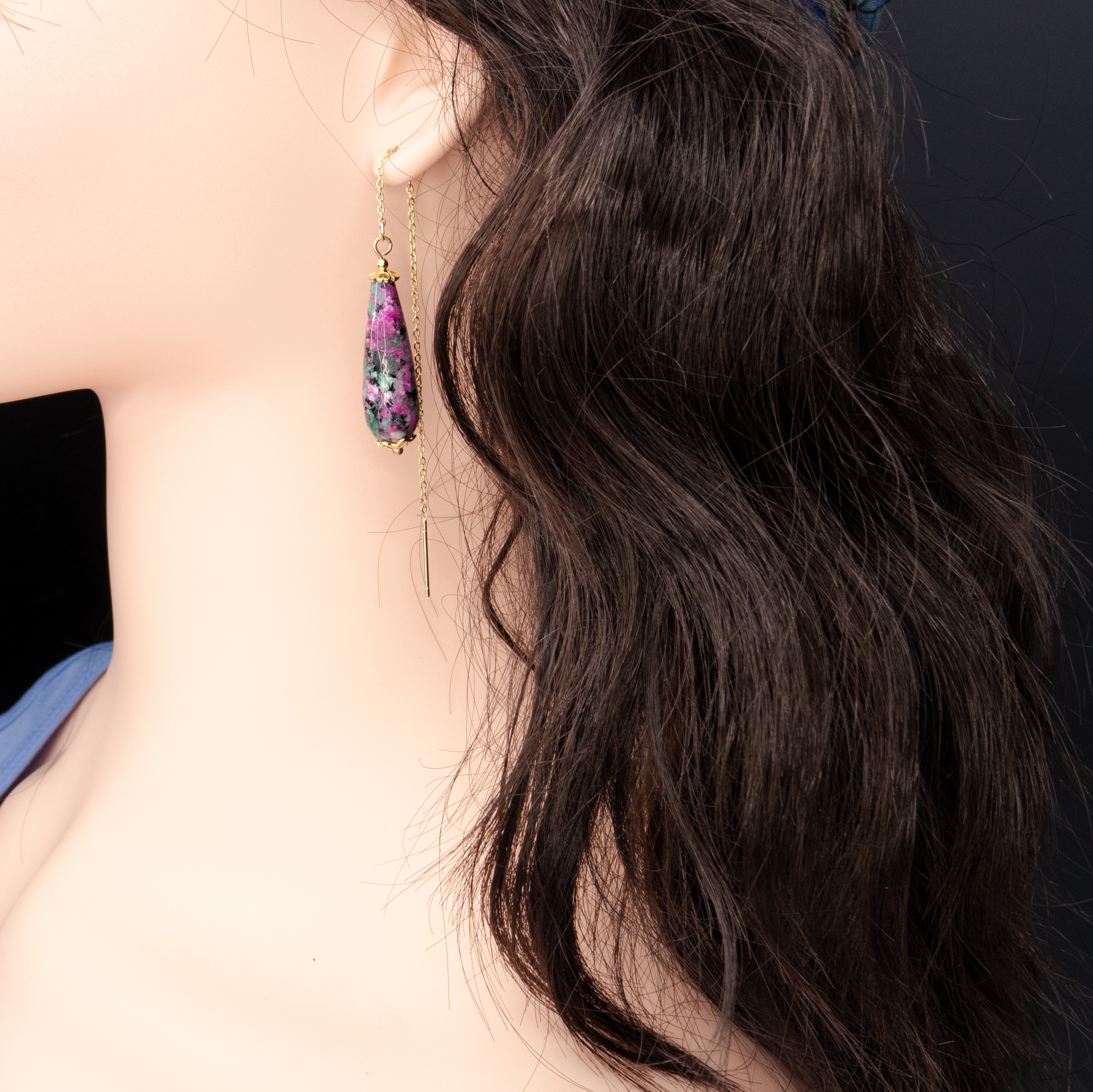 עגילי שרשרת בעבודת יד עם אבן אגת מולטיקולור בגימור טבעי – שילוב מופלא של צבעים מרגיעים ועמוקים: ורוד, כחול, ירוק ולעיתים סגול או חום. כל אבן בעלת דוגמה ייחודית שנוצרה בטבע, והשרשרת הדקיקה מעניקה תנועה רכה ונשית. תכשיט שמחבר בין אדמה, מים ושמיים – מתאים לנשים שאוהבות תכשיטים שיש בהם סיפור.

