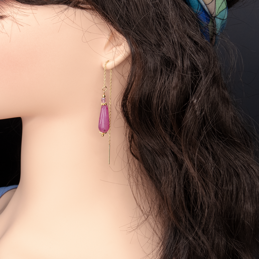 עגילי שרשרת בעיצוב רך וזורם עם אגת סגול בעלת פסים טבעיים בגוונים משתנים. האבן נראית כמעט שקופה באור ומקרינה יופי עמוק. העיצוב מתאים לנשים שמעריכות עבודת יד, חומרים טבעיים ונגיעות צבע שלא צועקות – רק נוכחות רגועה.

