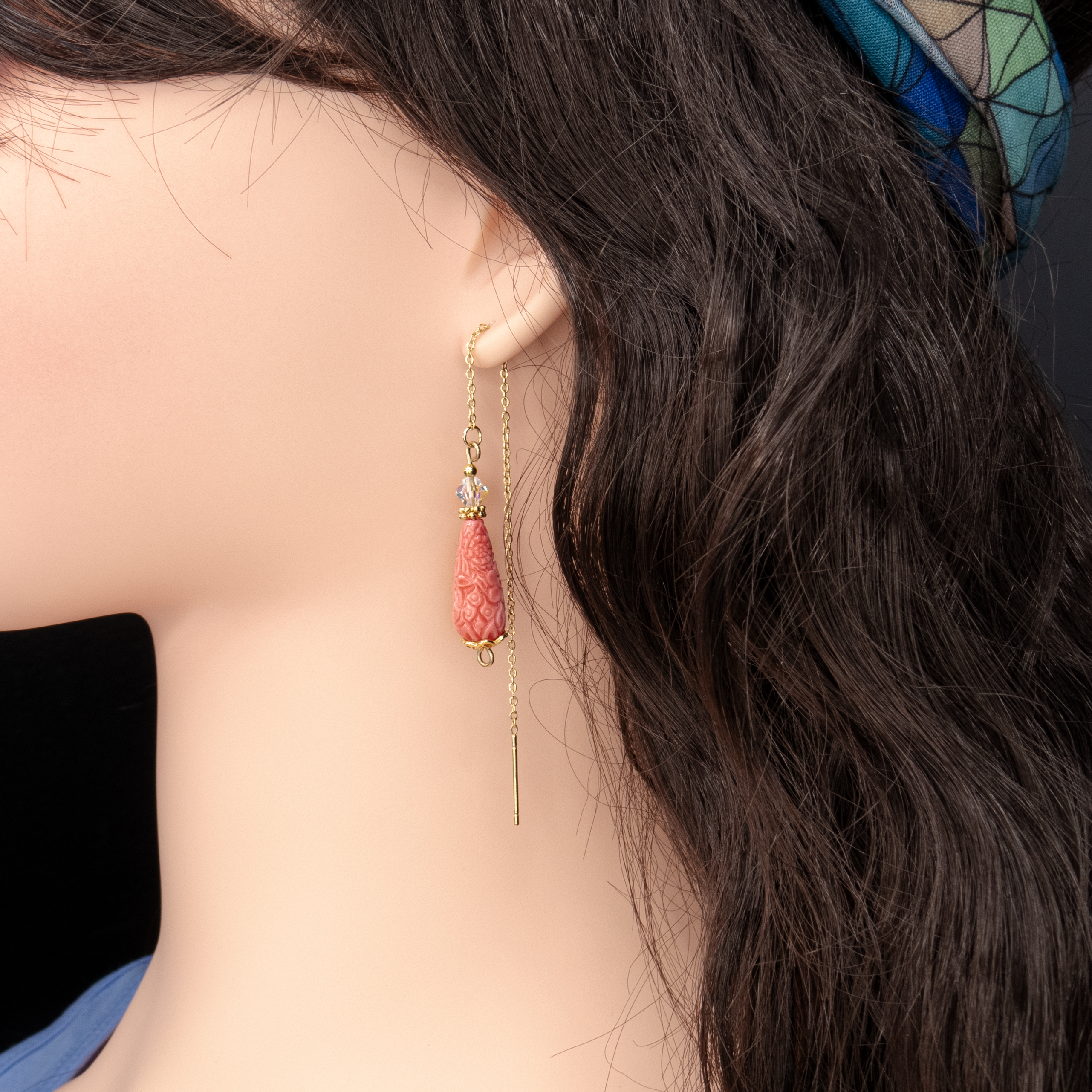 עגילים בעבודת יד עם אלמוג אדום ושרשרת עדינה, בגוון כתום־אדום חמים ומזמין. מושלם למי שאוהבת תכשיטים קלילים אך עם נוכחות – תכשיט שמדגיש את הפנים ומוסיף טאץ' של צבע חי לכל הופעה, יום או ערב.

