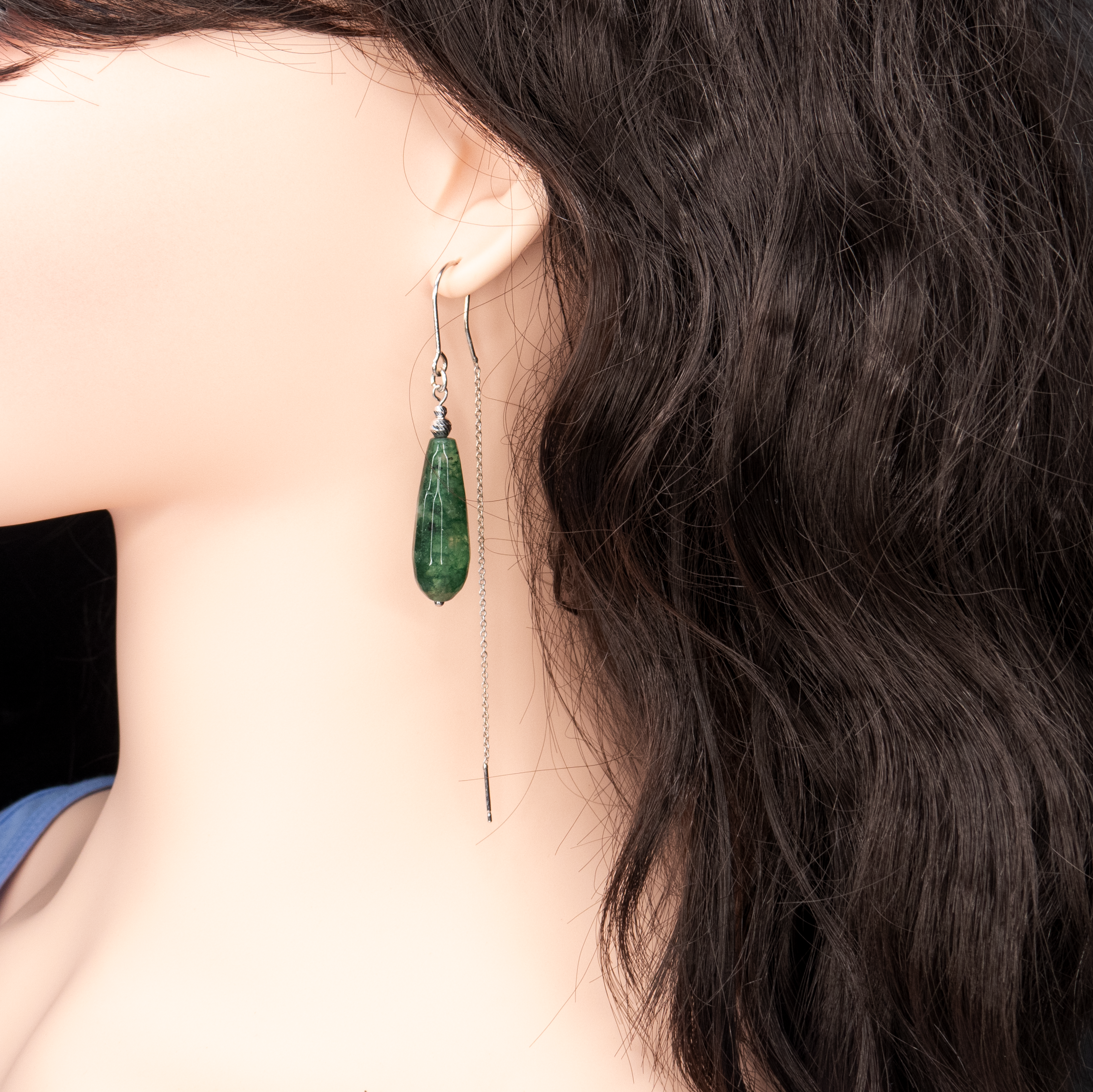 עגילים ארוכים עם שרשרת כסף עדינה ואגת ירוקה מלוטשת בגוונים המשתנים בין ירוק בקבוק לירוק עלים. תכשיט שמשדר חיבור לטבע, נשיות רכה ונוכחות שקטה. כל אבן שונה מעט, מה שהופך כל זוג עגילים לייחודי. מתאים ליום-יום וגם לאירוע מיוחד.

