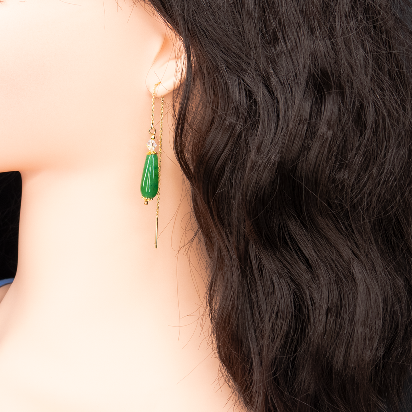 עגילים תלויים עם אגת בגוון ירוק עמוק, המשובצת בקצה שרשרת דקיקה בעיצוב נקי ומודרני. האגת ידועה כאבן של יציבות והרמוניה, והצבע שלה מוסיף טאץ' טבעי ומחמיא. תכשיט שמתאים ליום או ערב, ומוסיף תחושת רעננות לכל הופעה.

