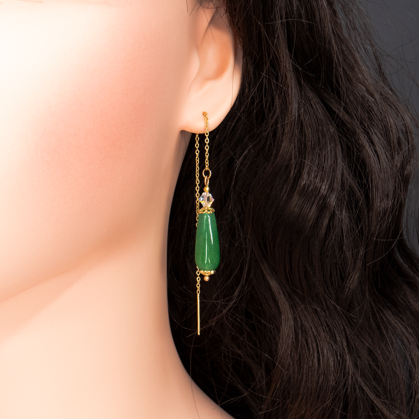 עגילים בעיצוב אלגנטי עם שרשרת כסף עדינה ואבן אגת ירוקה בגוון עלים עמוק. כל אבן בעלת מרקם טבעי ייחודי, שמעניק לתכשיט מראה חי ואורגני. מושלם לאוהבות סגנון בוהו שיק עדין, תכשיטים נשיים עם עומק ותחושת חיבור לטבע.

