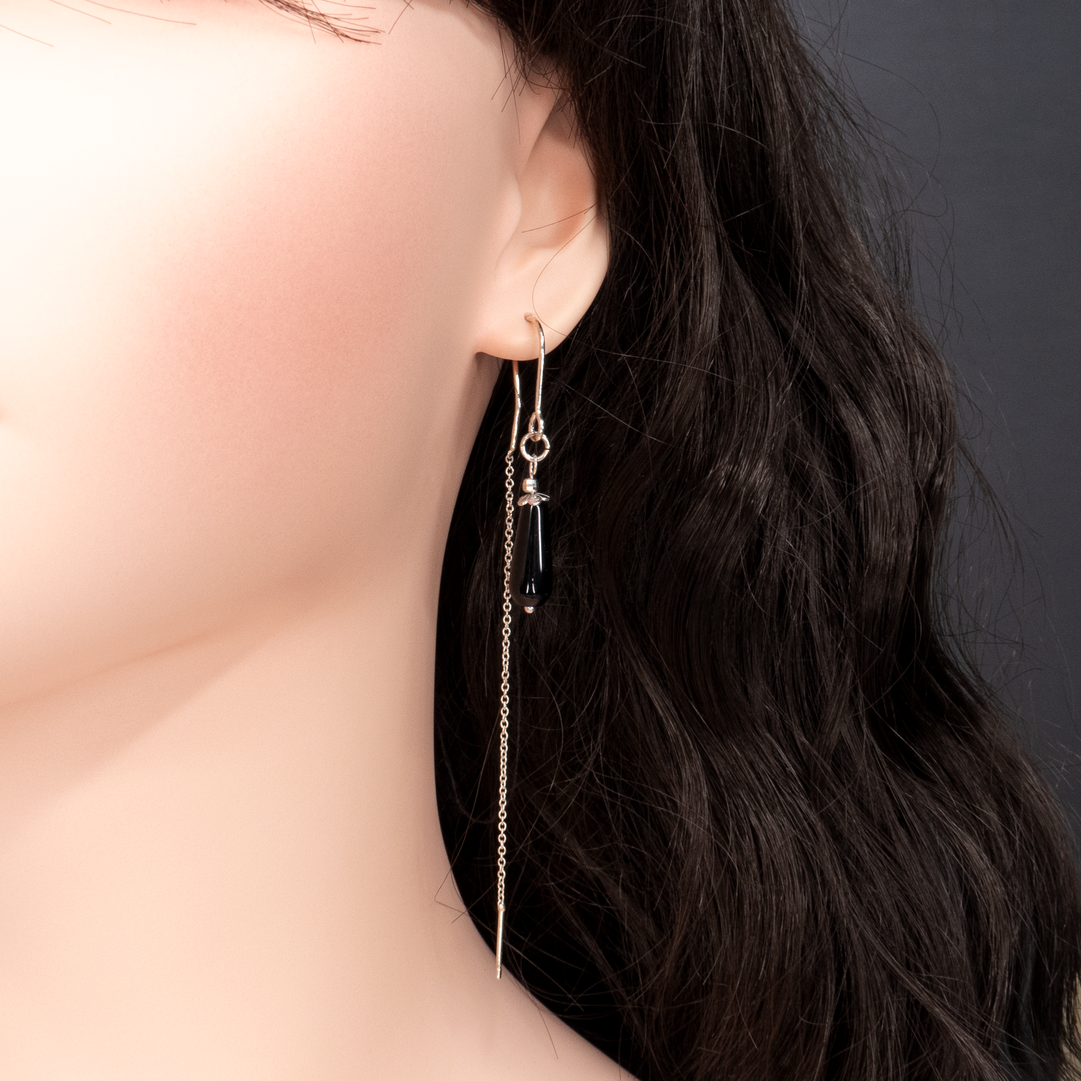 עגילי שרשרת בעבודת יד עם אבן אוונטורין כחול – אבן מרהיבה בגוון כחול כהה עם נצנוצים עדינים המזכירים שמיים זרועים בכוכבים. העיצוב הארוך והעדין יוצר תנועה רכה ומחמיאה לפנים. תכשיט מושלם לנשים שמחפשות תוספת מסתורית, אלגנטית וייחודית לכל הופעה – ליום או לערב.

