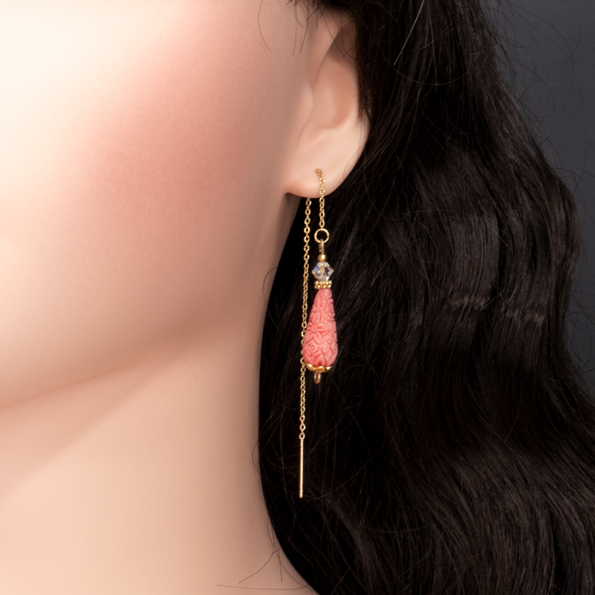 עגילי שרשרת עם אלמוג אדום בעבודת יד, עיצוב שמאזן בין פשטות לנוכחות בולטת. האבן משתלבת בקצה השרשרת ויוצרת מראה קליל, רך ואותנטי. מתנה נהדרת לאישה שאוהבת צבעים טבעיים עם מסר של חום, עוצמה וקשר לטבע.

