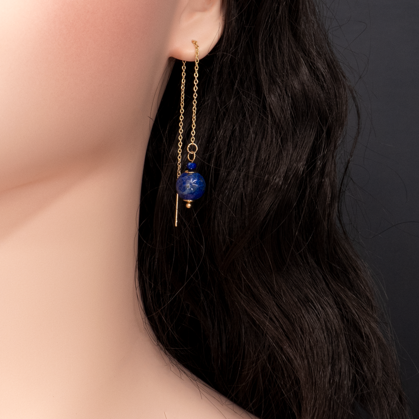 עגילים ארוכים בעיצוב עדין עם אבן לפיס כחולה כהה בקצה שרשרת כסף או זהב דקה. האבן מוסיפה נגיעה מלכותית ומרשימה, והשרשרת יוצרת תחושת תנועה קלילה וזורמת. מתאים לנשים שמחפשות תכשיט קלאסי אך לא שגרתי – עם צבע עמוק ונשמה.

