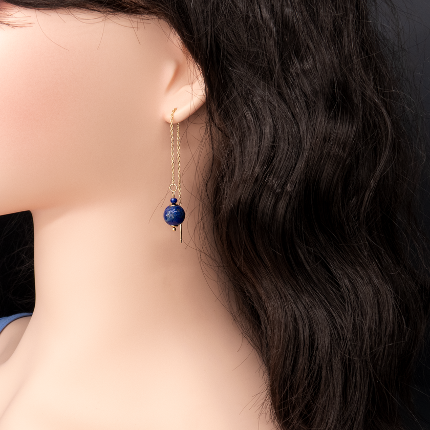 עגילים בעבודת יד עם שרשרת דקיקה ואבן לפיס בגוון כחול עז עם טקסטורה טבעית. הלפיס מוסיפה עומק, כוח ופשטות מלאת נוכחות. תכשיט שמתחבר ליופי טבעי, ביטחון ואיזון פנימי. מושלם לשילוב עם לבוש יומיומי או ערב אלגנטי עם נגיעה מסתורית.

