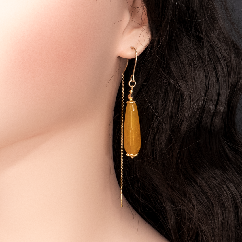 עגילי שרשרת עם אבן אגת צהובה בגוון חמנייה – תכשיט קליל ונשי עם מראה קיצי ורענן. משתלב נהדר עם לבוש לבן, בגדי פשתן או מראה בוהו טבעי. הבחירה המושלמת לנשים שמחפשות תכשיט קל אך עם נוכחות צבעונית מרעננת.

