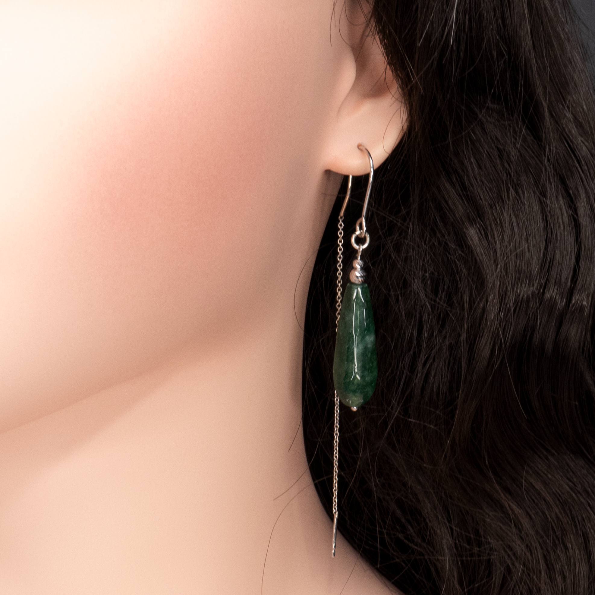 עגילי שרשרת בעיצוב נקי ומודרני עם אבן אגת ירוקה טבעית. הצבע מרגיע, אלגנטי ומחמיא לכל גוון עור. האגת מסמלת יציבות פנימית והרמוניה, והעיצוב הנינוח מתאים לנשים שמעדיפות תכשיטים עם עומק, סטייל וחיבור אישי לטבע.

