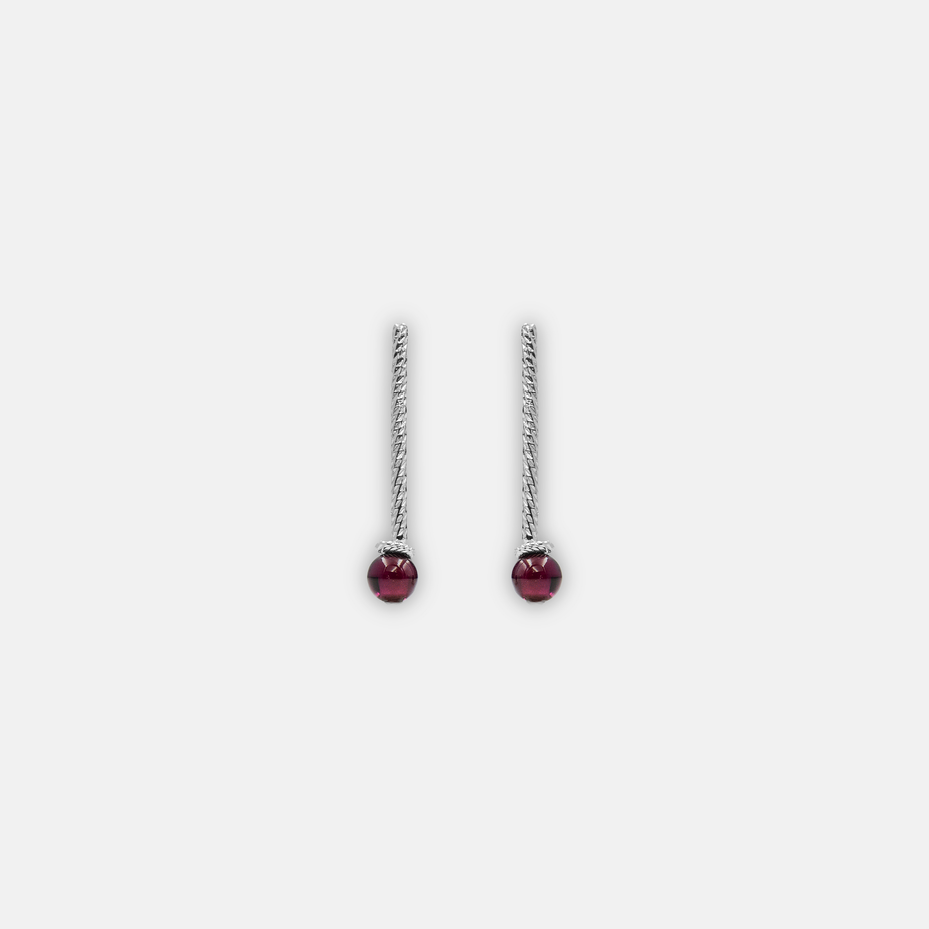 עגילי כסף מעוצבים בעבודת יד, משובצים באבן גארנט טבעית – תכשיט שמשלב עומק, עוצמה ונשיות. הגארנט בגוון יין עשיר מעניק לעגיל מראה דרמטי ואלגנטי, והעיצוב הקלאסי מאפשר התאמה מושלמת ליום-יום וגם לערב. מתנה אידאלית לאישה שאוהבת תכשיטים עם נוכחות, אנרגיה חיובית וסגנון נצחי.

