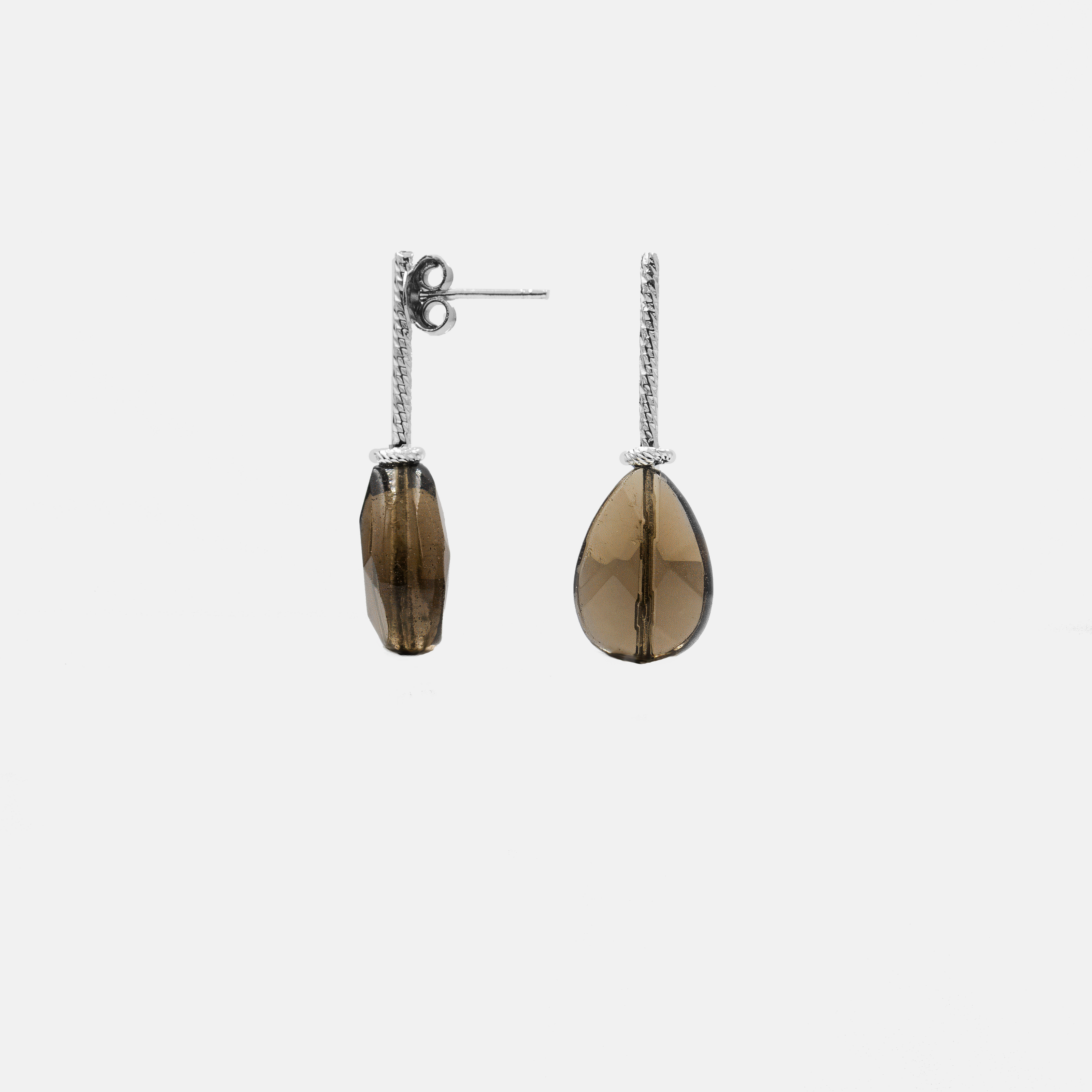 עגילים כסופים לאישה עם שילוב מרתק בין סמוקי טופז לאופליט בגוון חלבי. עיצוב נוח וקל משקל שמתאים לכל גיל ולכל סגנון. אידיאלי למתנה למישהי שאוהבת תכשיטים עדינים אך בעלי אופי. נוכחות עדינה עם גוון מסתורי ותחושת עומק פנימית. מתאים לכל עונה – עם סוודר בחורף או שמלה בקיץ. בעיצוב שמתכתב עם מגמות עיצוב עכשוויות תוך שמירה על קלאסיות ונשיות.

