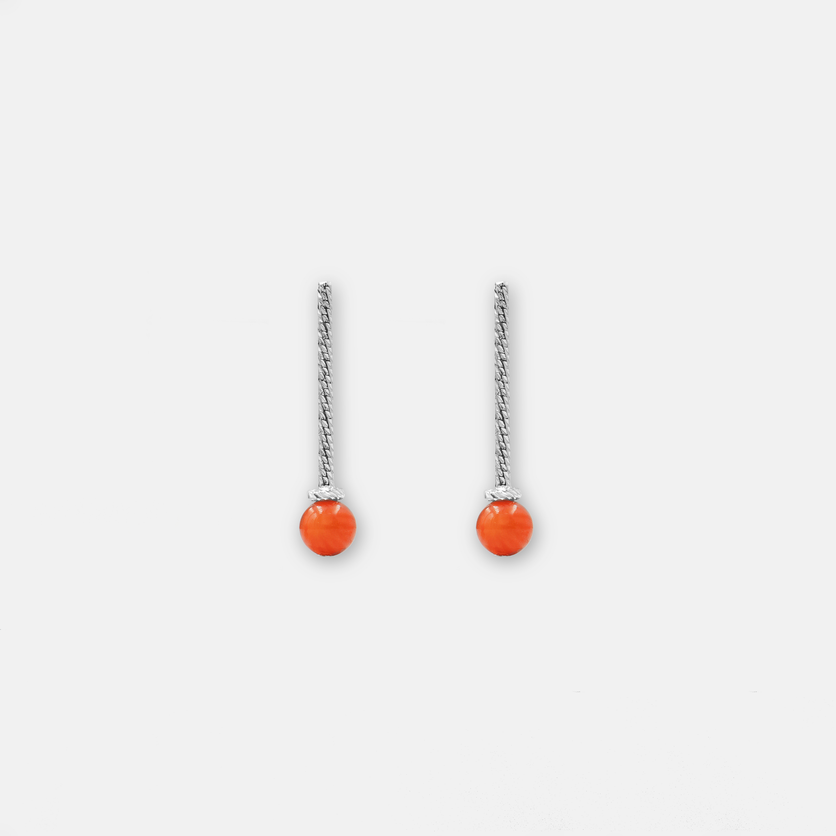 עגילי זהב לבן 14 קראט עם אלמוג טבעי הם תכשיט עם עומק, צבע ורוח ים. שיבוץ האלמוג מוסיף נגיעה חמה ומלאת חיים לגוון הקריר והאלגנטי של הזהב הלבן, ויוצר איזון מרהיב של עידון ותעוזה.
תכשיט שמהדהד את יופיו הפראי של הטבע, עם קריצה של סטייל מודרני ובוגר.