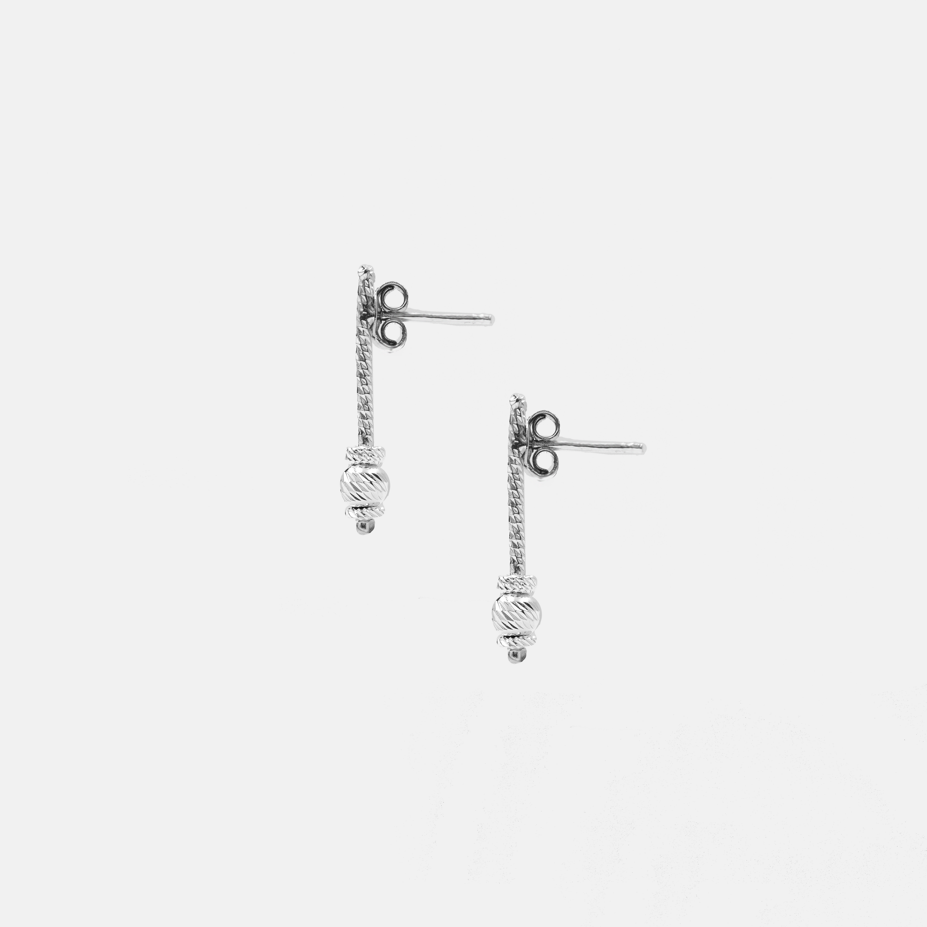 עגילים מעוצבים בסגנון מודרני ומדויק, ללא אבנים או קישוטים – רק מתכת איכותית בעיצוב חכם. מתאימים לנשים שמעדיפות יופי נקי ואלגנטי ללא עומס חזותי. העגילים משתלבים נהדר בכל סגנון לבוש, ויוצרים מראה מטופח עם שיק מינימליסטי. תכשיט מושלם לאוהבות עיצוב מודרני, פשוט ונכון.

