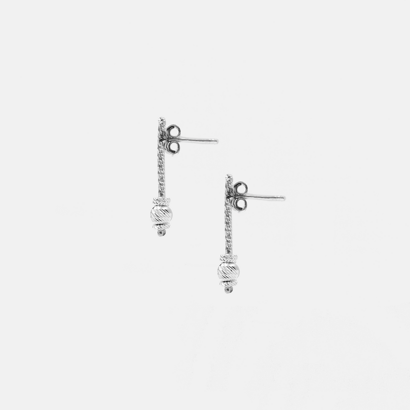 עגילים מעוצבים בסגנון מודרני ומדויק, ללא אבנים או קישוטים – רק מתכת איכותית בעיצוב חכם. מתאימים לנשים שמעדיפות יופי נקי ואלגנטי ללא עומס חזותי. העגילים משתלבים נהדר בכל סגנון לבוש, ויוצרים מראה מטופח עם שיק מינימליסטי. תכשיט מושלם לאוהבות עיצוב מודרני, פשוט ונכון.

