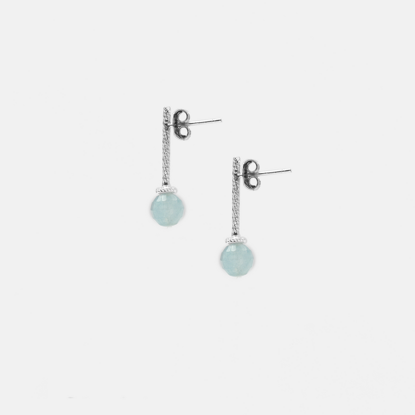 עגילי זהב לבן 14 קראט משובצים באקוומרין – תכשיט עדין וזוהר שמתאים לאישה עם סטייל קלאסי. גוון התכלת הרך של האקוומרין משתלב להפליא עם הברק הקריר של הזהב הלבן, ויחד הם יוצרים מראה מלכותי אך נעים לעין. מתאימים לנשים שמעריכות עיצוב על-זמני, חומרים איכותיים ותחושת רוגע שמקרינה החוצה.

