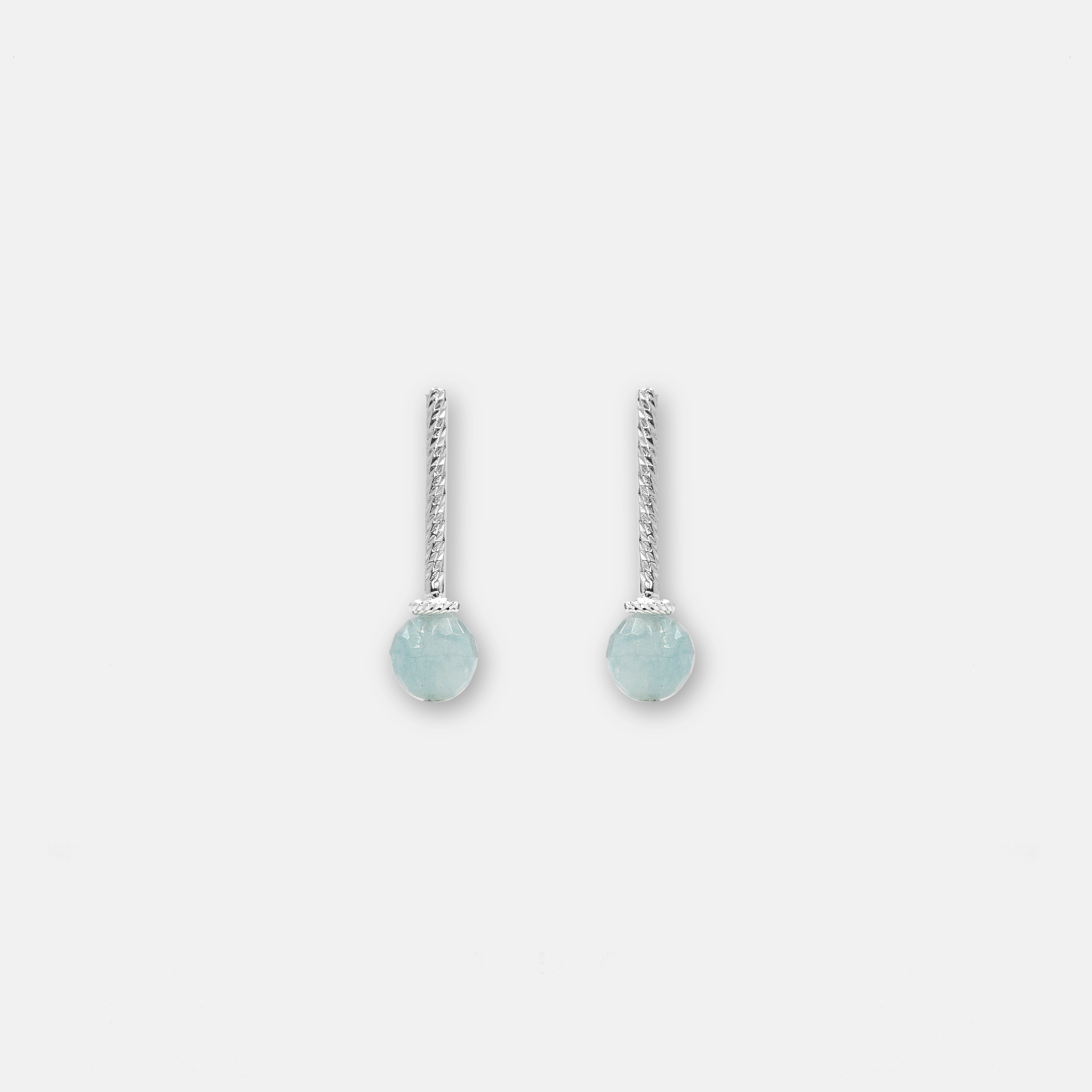 עגילים אלגנטיים מזהב לבן 14 קראט משובצים באבן אקוומרין טבעית – תכשיט מרהיב שמפגיש בין יוקרה לרכות. האקוומרין בגוון תכלת בהיר מקרין רוגע, רעננות ותחושת ים פתוח. הזהב הלבן מעניק מסגרת מודרנית ואלגנטית, והתוצאה – עגילים שמחמיאים לפנים ומוסיפים אור לכל הופעה. מתנה מושלמת ליום הולדת, חתונה או רגע מיוחד בחיים.

