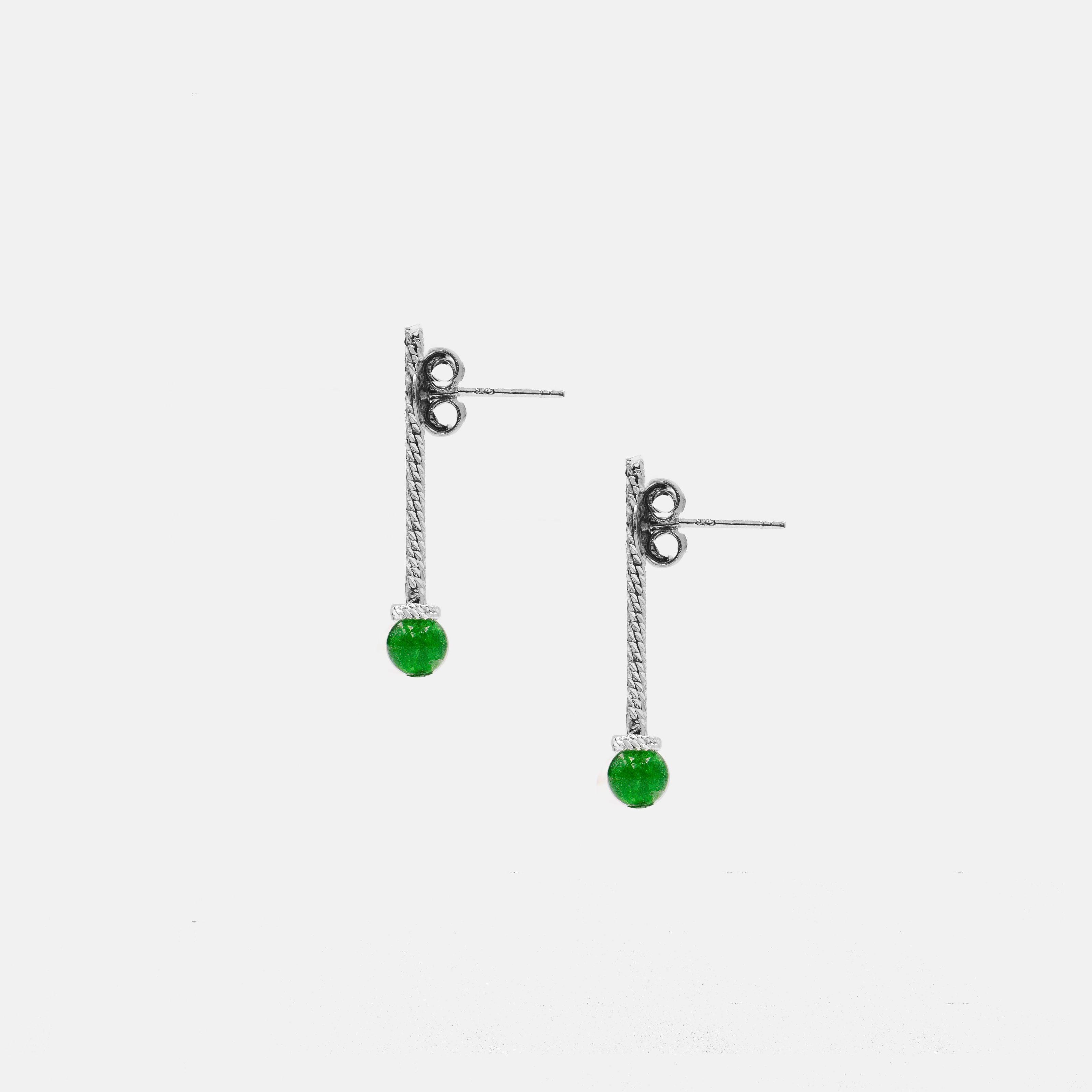 עגילים מעוצבים בגוון ירוק טבעי עם אבן אגת – תכשיט בעבודת יד שמתאים לנשים שאוהבות חיבור לטבע, צבעים חיים ואנרגיה חיובית. האגת הירוקה מוסיפה עומק רגשי, והעיצוב הכללי מעניק תחושה של ניקיון ואיזון. עגילים שמתאימים למתנה, לשימוש אישי או כפריט שמשדר שקט פנימי וסטייל מודרני.

