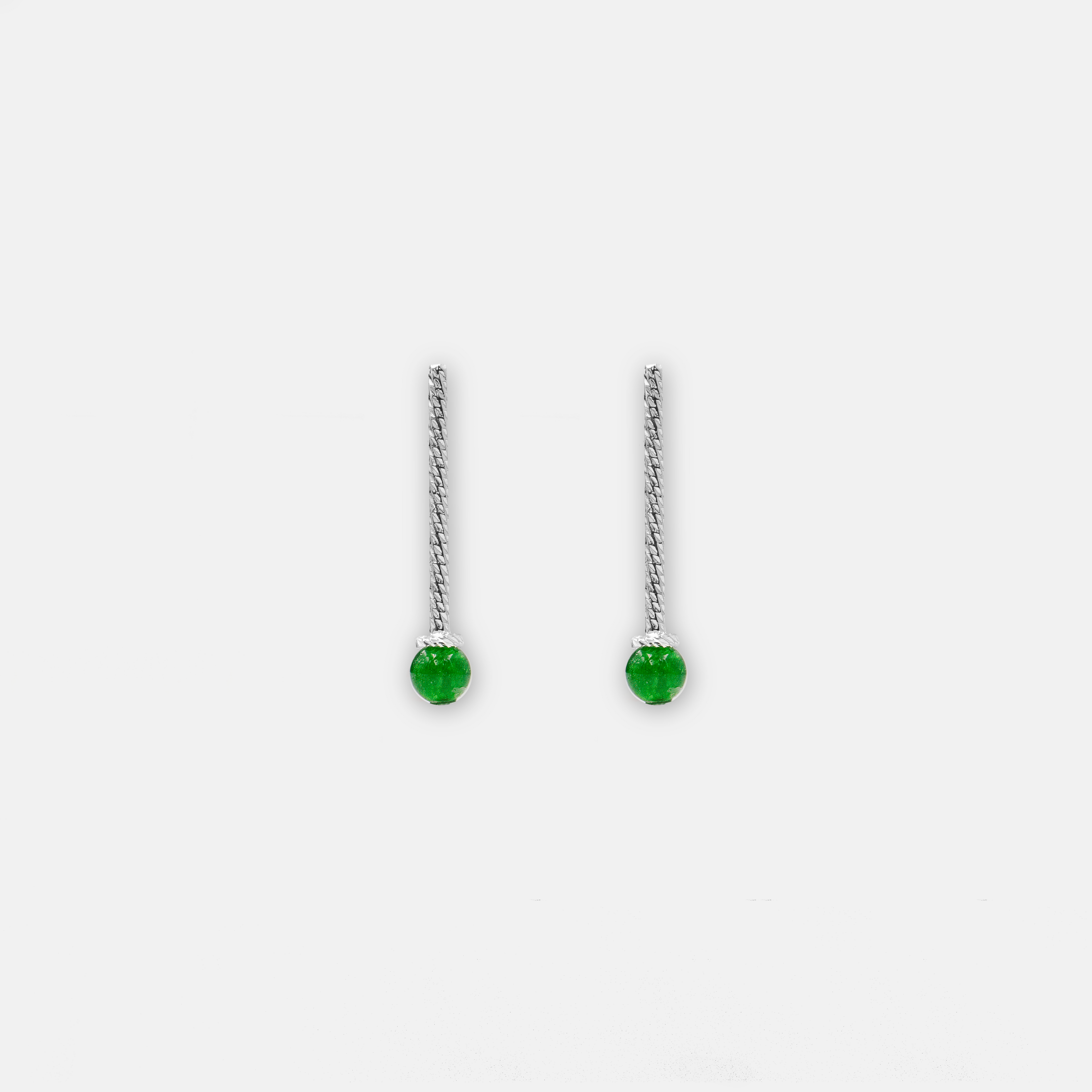 עגילים מעוצבים בעבודת יד עם אגת ירוק – אבן טבעית בגוון ירוק עמוק שמקרין שלווה, איזון ורעננות. העגילים משלבים עיצוב אלגנטי עם נוכחות צבעונית ונשית, ומתאימים ליום-יום או לערב. האגת נחשבת לאבן של יציבות פנימית והרמוניה רגשית. תכשיט קל ונעים ללבישה, עם סגירה נוחה שמתאימה לכל גיל. מתנה נהדרת לאישה שאוהבת תכשיטים בעלי משמעות, אנרגיה חיובית וסטייל טבעי.

