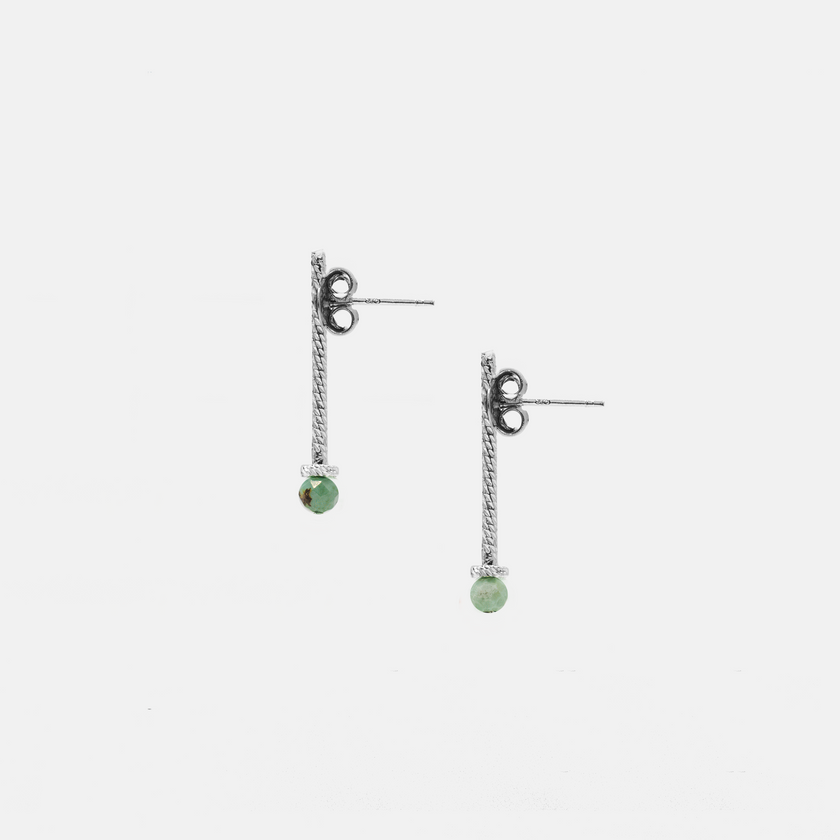 עגילי זהב 14 קראט בעיצוב קלאסי עם טורקיז טבעי – שילוב של צבע עז, אנרגיה רעננה ותחושת נצחיות. האבן הכחולה-ירקרקה משדרת שלווה וחיוניות, והזהב האיכותי מעניק מסגרת חמה ומרשימה. תכשיט שמתאים לאישה שאוהבת פריטים בעלי נוכחות עדינה אך לא מתפשרת על איכות. מושלם למתנה או כפינוק אישי.

