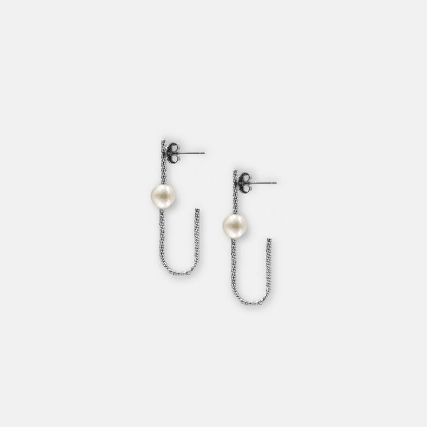 עגילים קלאסיים מכסף סטרלינג 925 עם פנינים טבעיות בגוון לבן-קרמי – עיצוב רומנטי ואלגנטי שמתאים לנשים בכל גיל. תכשיט בעבודת יד שמשדר עדינות, טעם טוב וסטייל נקי. הפנינים נבחרו בקפידה ומשובצות כך שיבליטו את זוהרן הטבעי, בעוד עיצוב המתכת מחמיא לפנים ומעניק מראה שלם ונשי. מושלם כמתנה ליום הולדת, יום נישואין או כתכשיט מושלם לכלה או שושבינה.

