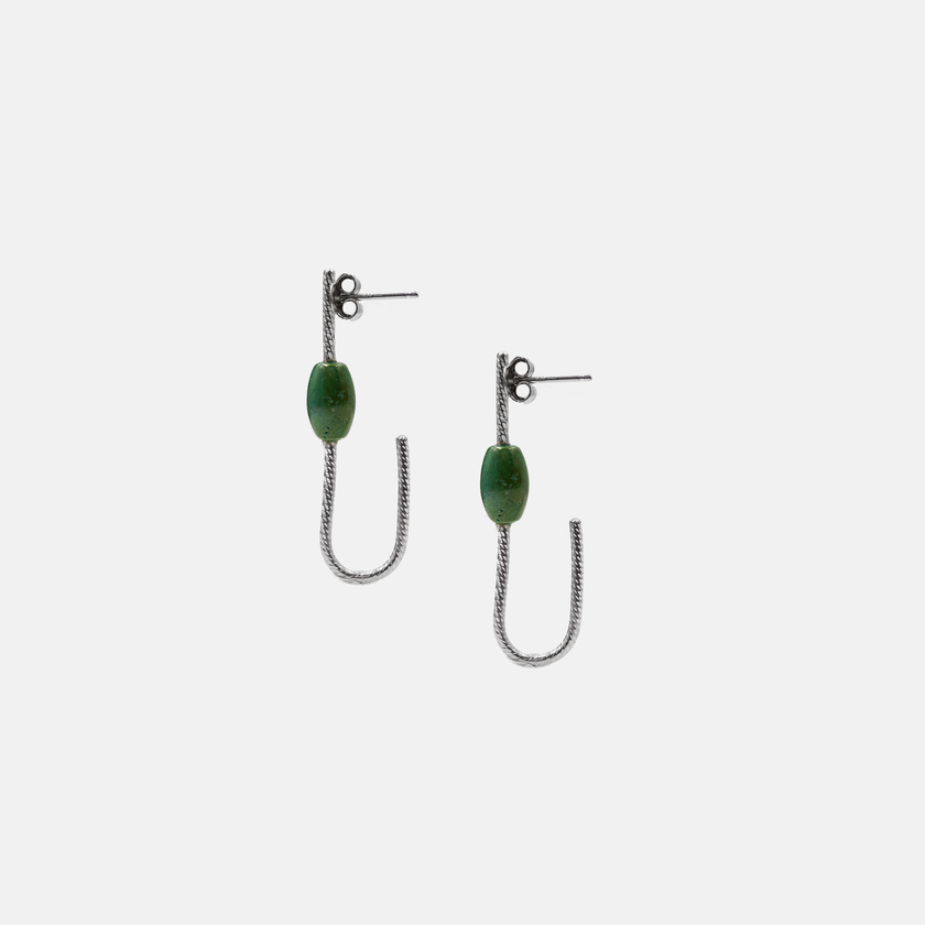 עגילי כסף מעוצבים עם טורקיז – תכשיט בעבודת יד שמשלב אלמנטים מהטבע עם עיצוב עדין ואלגנטי. הטורקיז נחשב לאבן של הגנה ושלווה, ומוסיף לעגילים גוון חי וחמים. מתאימים לכל עונה ולכל גיל – ללוק יום-יומי עם ג'ינס או לשמלת ערב רומנטית. בחירה נהדרת כמתנה ייחודית לאישה שאוהבת טבע, הרמוניה וצבעים עם משמעות.

