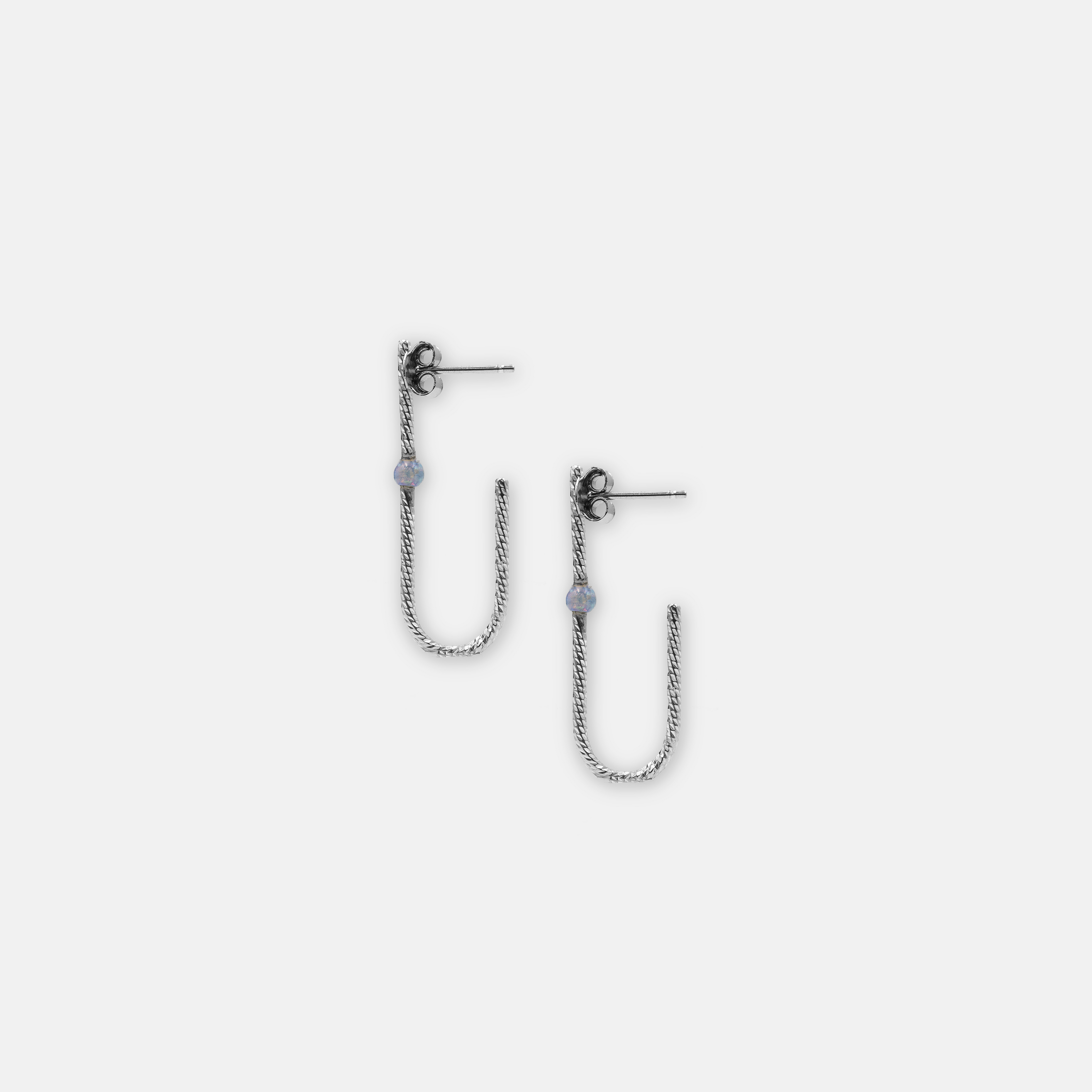 עגילי חישוק מעוצבים בעבודת יד עם אופל – תכשיט מלא באור עדין ותחושת רוגע. האופל משדר ייחודיות ומסתורין, והחישוק הקליל משתלב נהדר עם כל לוק – קז'ואלי או אלגנטי. מתנה נהדרת ליום הולדת, חג או יום אהבה. מתאים גם לבעלות סגנון בוהו וגם לחובבות קלאסיקה עדינה.

