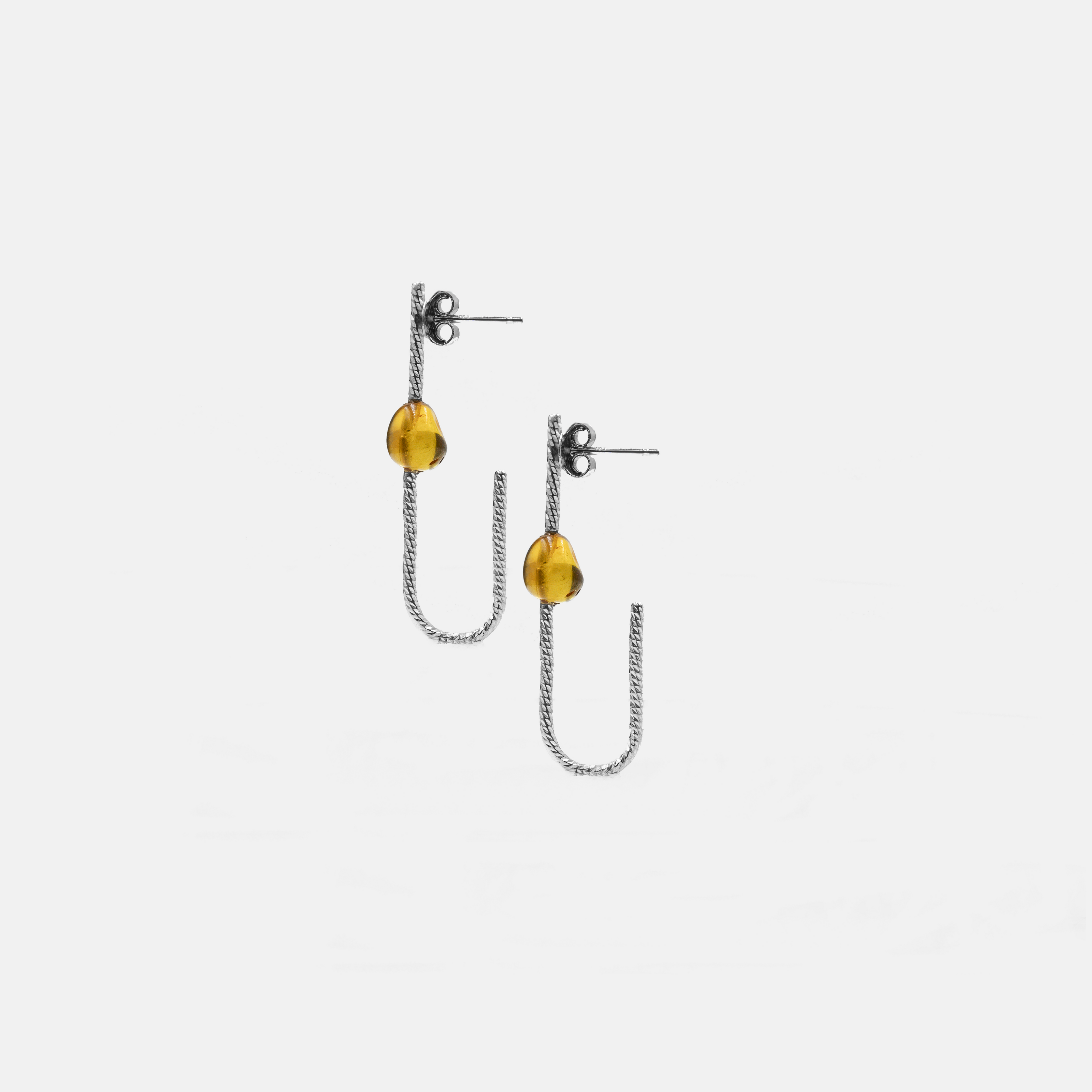 עגילי כסף עם ענבר צהוב-כתום – פריט בעבודת יד שמביא איתו תחושת חמימות ורכות. כל אבן ענבר היא ייחודית, עם דפוסים טבעיים שנוצרו במשך מיליוני שנים. עיצוב נעים ונוח ללבישה, מושלם לאירועים או לפינוק יומיומי. תכשיט שמתחבר לאדמה, לאור השמש, ולסגנון אישי עם שורשים.

