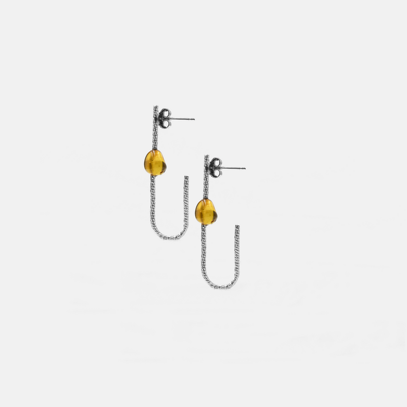 עגילי כסף עם ענבר צהוב-כתום – פריט בעבודת יד שמביא איתו תחושת חמימות ורכות. כל אבן ענבר היא ייחודית, עם דפוסים טבעיים שנוצרו במשך מיליוני שנים. עיצוב נעים ונוח ללבישה, מושלם לאירועים או לפינוק יומיומי. תכשיט שמתחבר לאדמה, לאור השמש, ולסגנון אישי עם שורשים.

