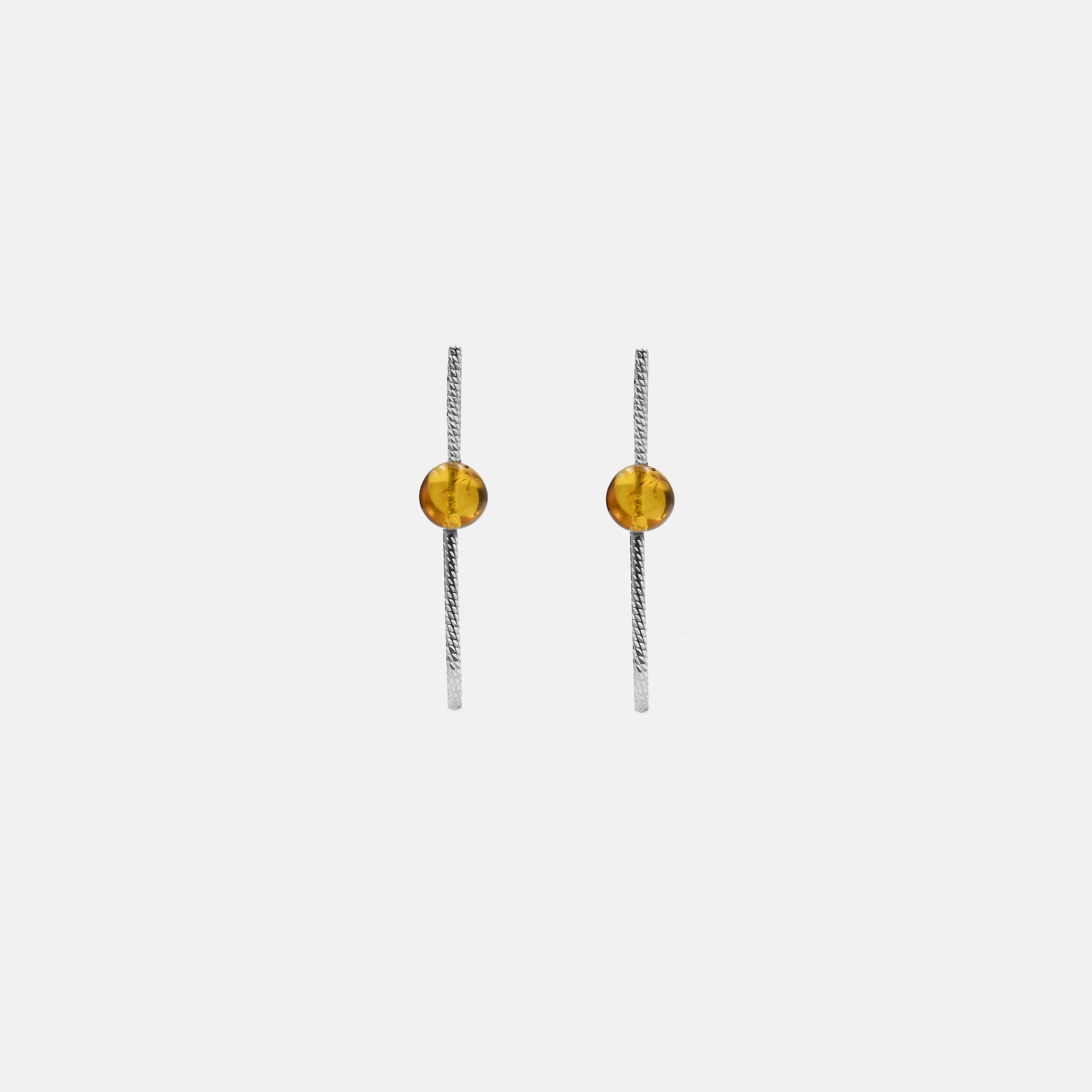 עגילים בעיצוב מודרני עם ענבר טבעי – תכשיט שמשלב מסורת עם עיצוב נקי ועכשווי. מושלם לנשים שמחפשות עגיל קל ונעים ללבישה, אך עם אמירה אישית. גווני הענבר משתנים באור ומוסיפים מימד חי לתכשיט. פריט בעל תחושת חיבור עמוקה לטבע ולפשטות האלגנטית.

