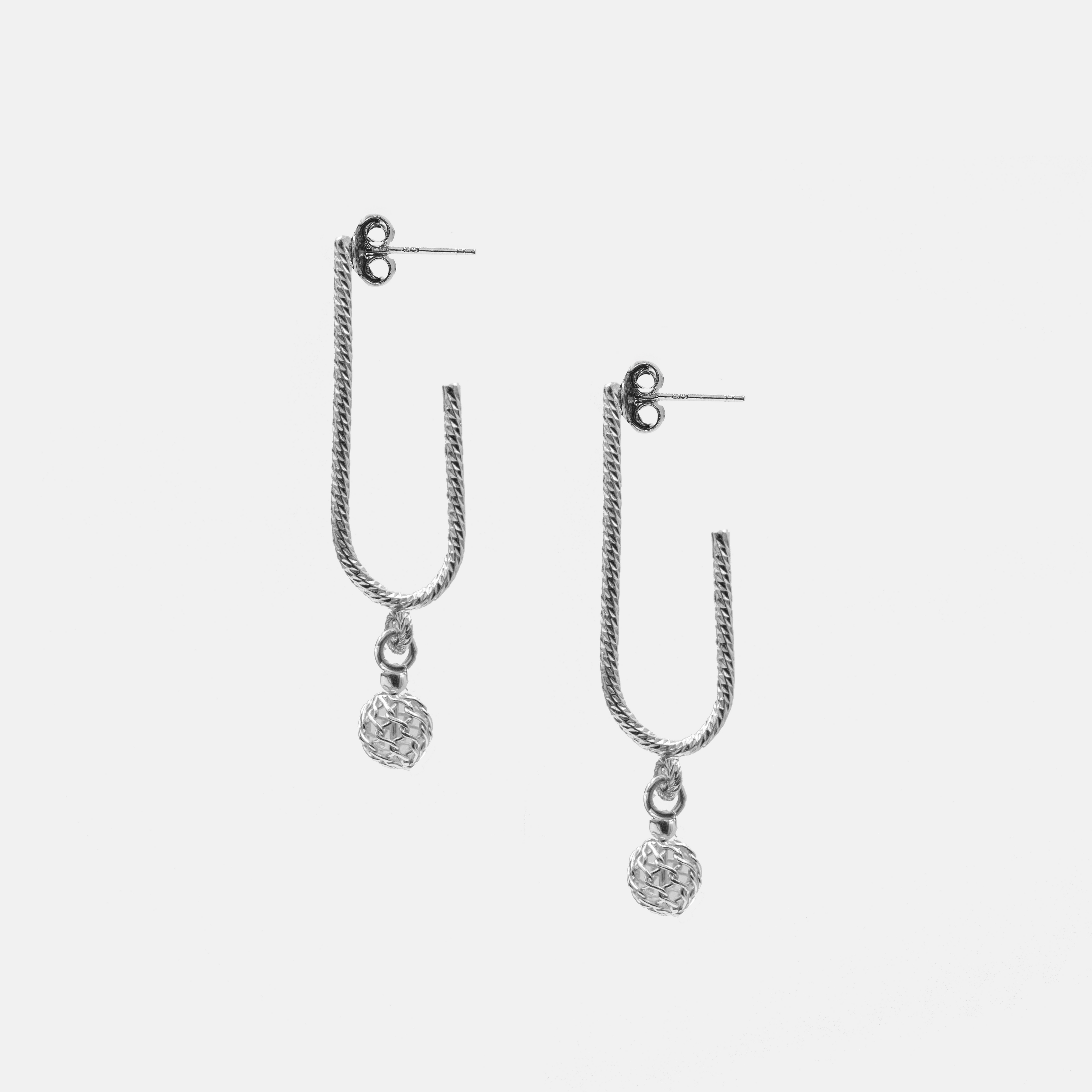 עגילים אומגה מכסף בעיצוב מינימליסטי – תכשיט ללא אבנים שמתאים לאישה שמעריכה פשטות, איכות וניקיון צורני. קלילים אך בעלי נוכחות, עם קווים מעוגלים ונעימים לעין. פריט יומיומי שמתאים גם לאירועים בזכות הגימור האצילי והעיצוב הקלאסי.

