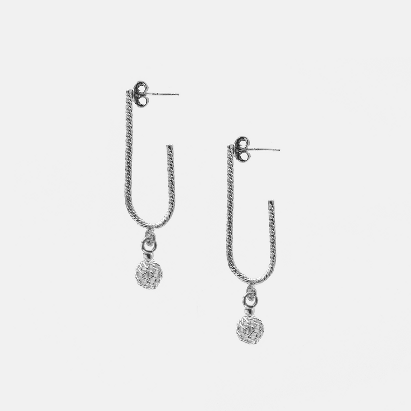 עגילים אומגה מכסף בעיצוב מינימליסטי – תכשיט ללא אבנים שמתאים לאישה שמעריכה פשטות, איכות וניקיון צורני. קלילים אך בעלי נוכחות, עם קווים מעוגלים ונעימים לעין. פריט יומיומי שמתאים גם לאירועים בזכות הגימור האצילי והעיצוב הקלאסי.

