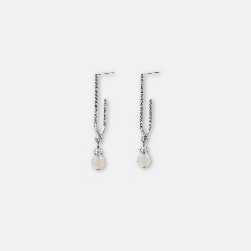 עגילי כסף עם אבן קוורץ טבעית – תכשיט אלגנטי שמשדר פשטות והרמוניה. הקוורץ נחשב לאבן של ריפוי ובהירות, ועיצוב העגילים מדגיש את יופיו הפנימי. מתאים לנשים שאוהבות מראה טבעי, רך ומואר. עגילים קלילים, נוחים ללבישה ועמידים לאורך זמן – שילוב של אנרגיה חיובית וסטייל מודרני.

