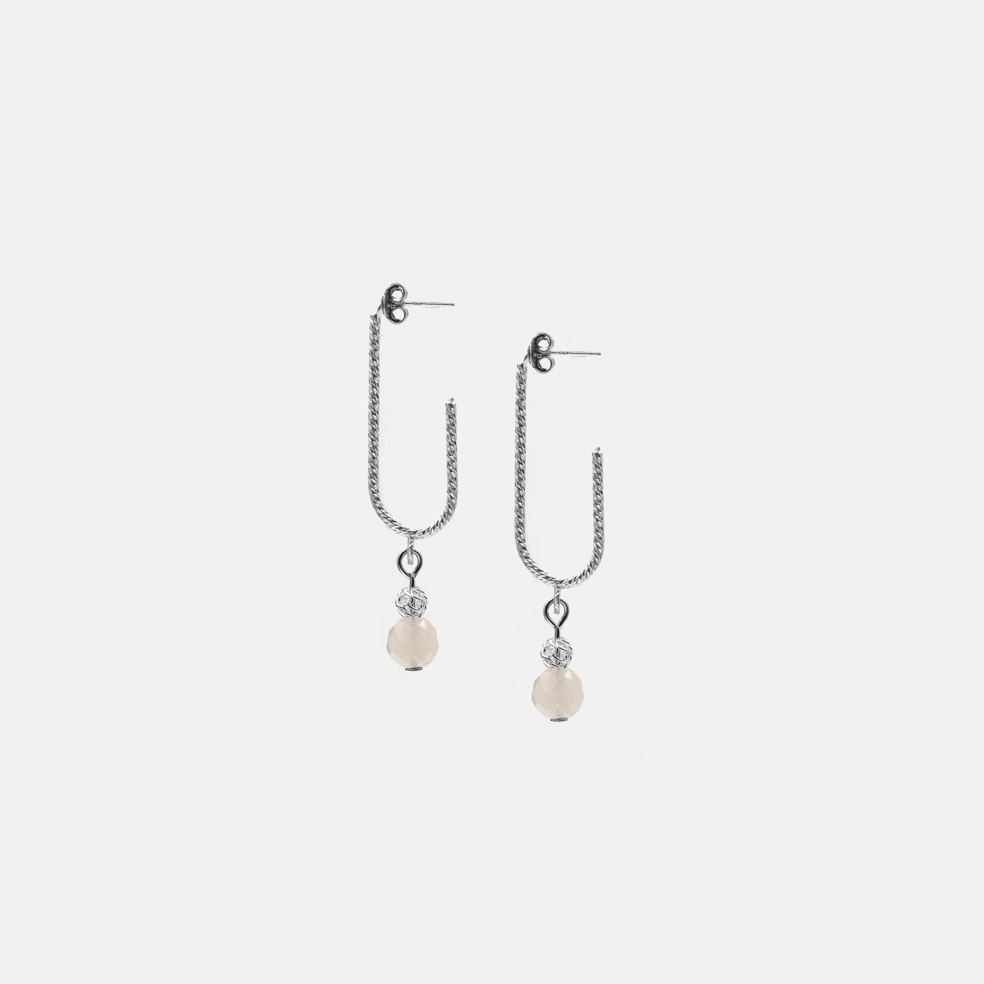 עגילים מעוצבים בעבודת יד עם קוורץ טבעי – תכשיט שמשלב יופי מינרלי טהור עם עיצוב אלגנטי ונקי. אבן הקוורץ שקופה או בגוון רך (כגון רוז קוורץ או סמוקי קוורץ), ומשדרת ניקיון, איזון ואנרגיה חיובית. העגילים מתאימים ליום-יום או לאירועים חגיגיים, ומוסיפים ברק טבעי ועדין לכל הופעה. מתנה נהדרת לאישה שאוהבת תכשיטים עם משמעות וסגנון מעודן.

