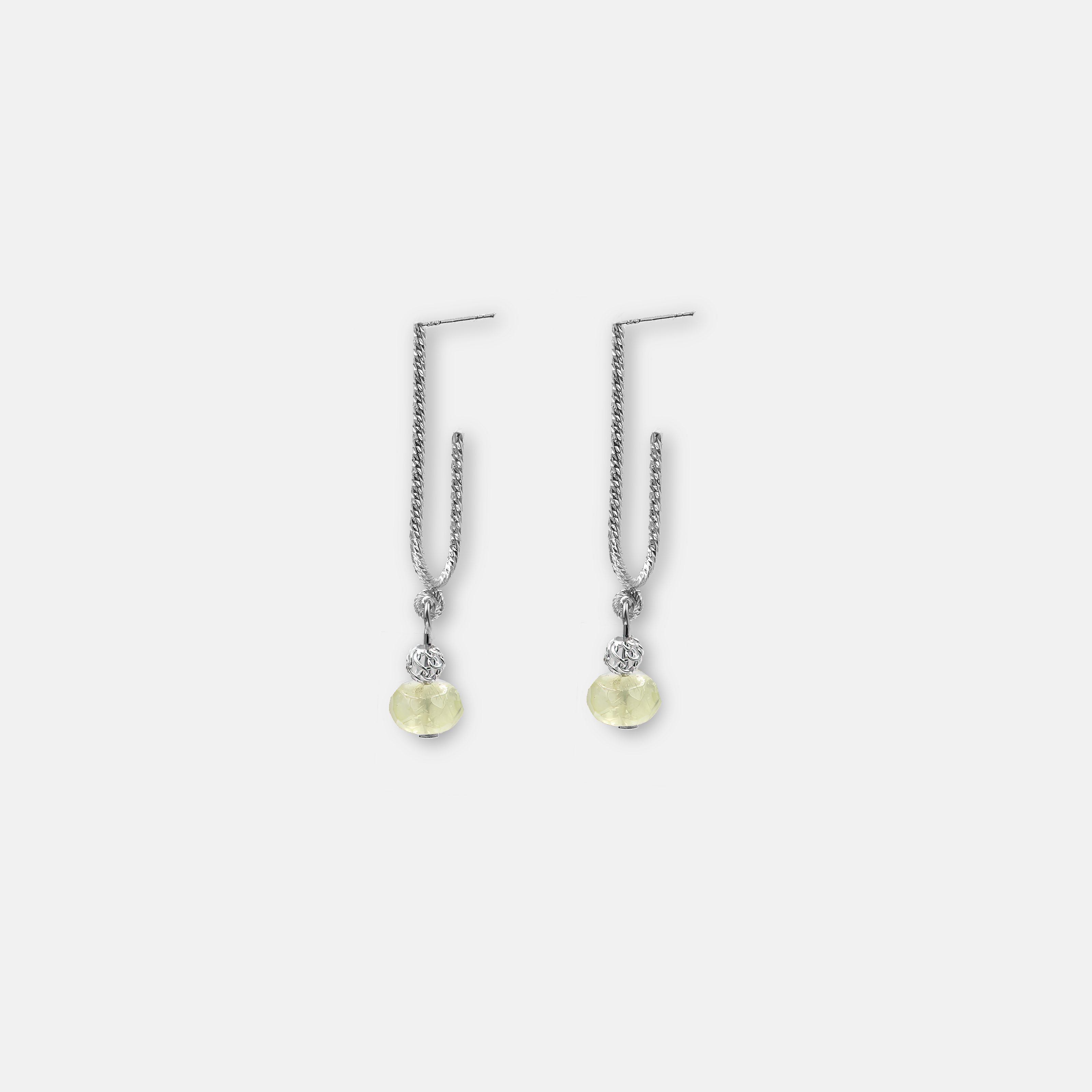 עגילי כסף או זהב עם אבן כריסובריל – תכשיט ייחודי ונשי שמשלב עיצוב עדין עם אבן נדירה ומלאת חיים. הכריסובריל משקפת אור בגוונים ירוק-זהוב מהפנטים, והעיצוב האלגנטי מחמיא לפנים ומוסיף ברק טבעי. עגילים שמתאימים לאישה שמחפשת משהו אחר – לא סטנדרטי, עם נוכחות ואופי. מתנה מושלמת לרגעים מיוחדים.

