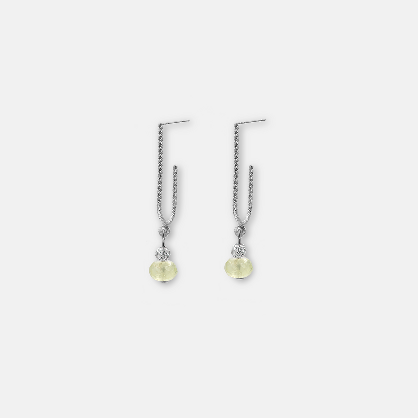 עגילי כסף או זהב עם אבן כריסובריל – תכשיט ייחודי ונשי שמשלב עיצוב עדין עם אבן נדירה ומלאת חיים. הכריסובריל משקפת אור בגוונים ירוק-זהוב מהפנטים, והעיצוב האלגנטי מחמיא לפנים ומוסיף ברק טבעי. עגילים שמתאימים לאישה שמחפשת משהו אחר – לא סטנדרטי, עם נוכחות ואופי. מתנה מושלמת לרגעים מיוחדים.

