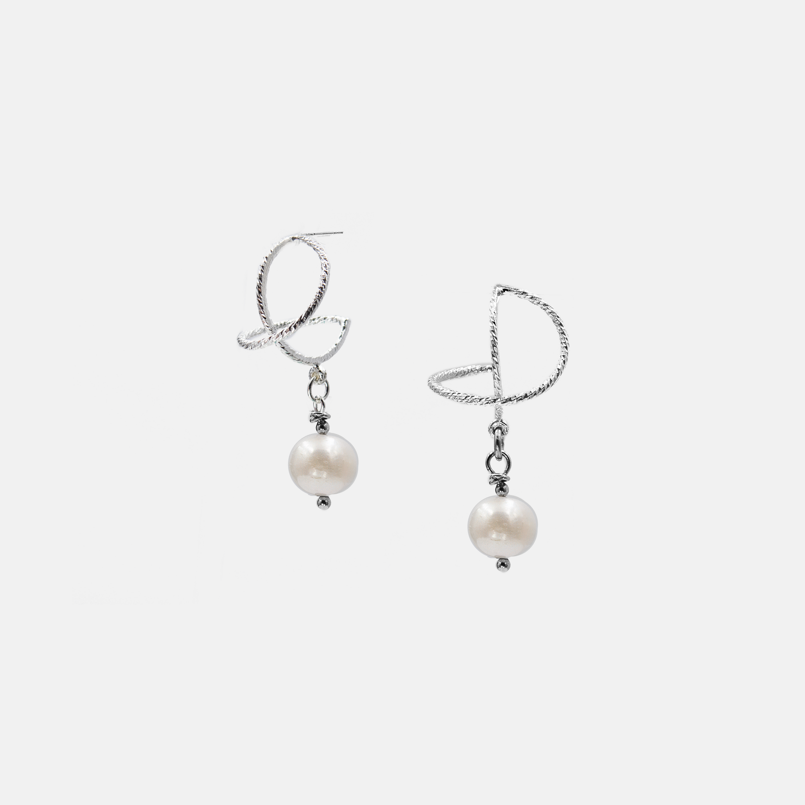 עגילי כסף עם פנינה לבנה – עגילים קלאסיים בעיצוב על-זמני שמתאים לכל גיל וסגנון. הפנינה מוסיפה אור לפנים ונוכחות עדינה ומרשימה. התכשיט עשוי מכסף סטרלינג איכותי, קל ונעים לענידה לאורך כל היום. מושלם לנשים שמחפשות תכשיט שמשלב נוחות, סטייל ונגיעה של יוקרה שקטה. תוספת אלגנטית לכל מראה – יומיומי או חגיגי.

