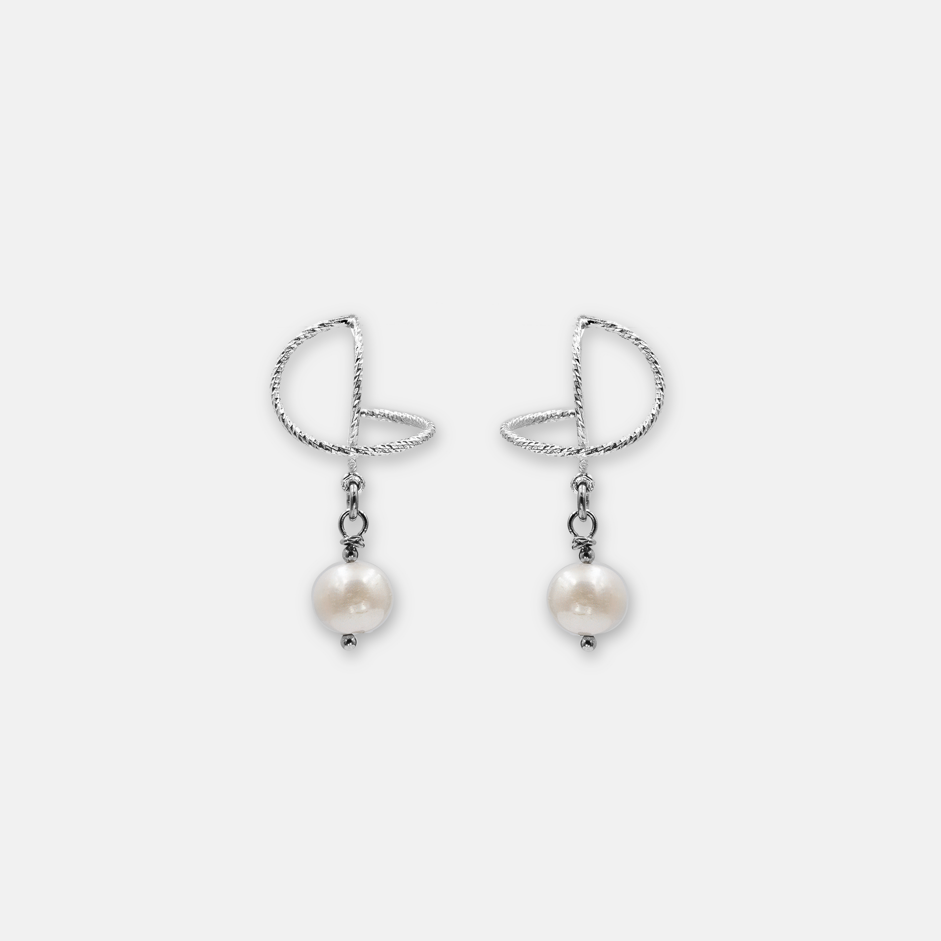 עגילי כסף סטרלינג 925 עם פנינה לבנה בעיצוב קלאסי ונשי. הפנינה מוסיפה מגע רך, רומנטי ועל-זמני, מושלם למראה יומיומי אלגנטי או לערב חגיגי. תכשיט בעבודת יד עם גימור איכותי ונוחות מקסימלית. מתנה מושלמת לכלה, ליום הולדת או כאביזר שמשדר טוהר וסטייל רגוע. עגילים קלים, מתאימים לעור רגיש, עם נוכחות שקטה שלא גונבת את ההצגה – אלא משלימה אותה בהרמוניה.

