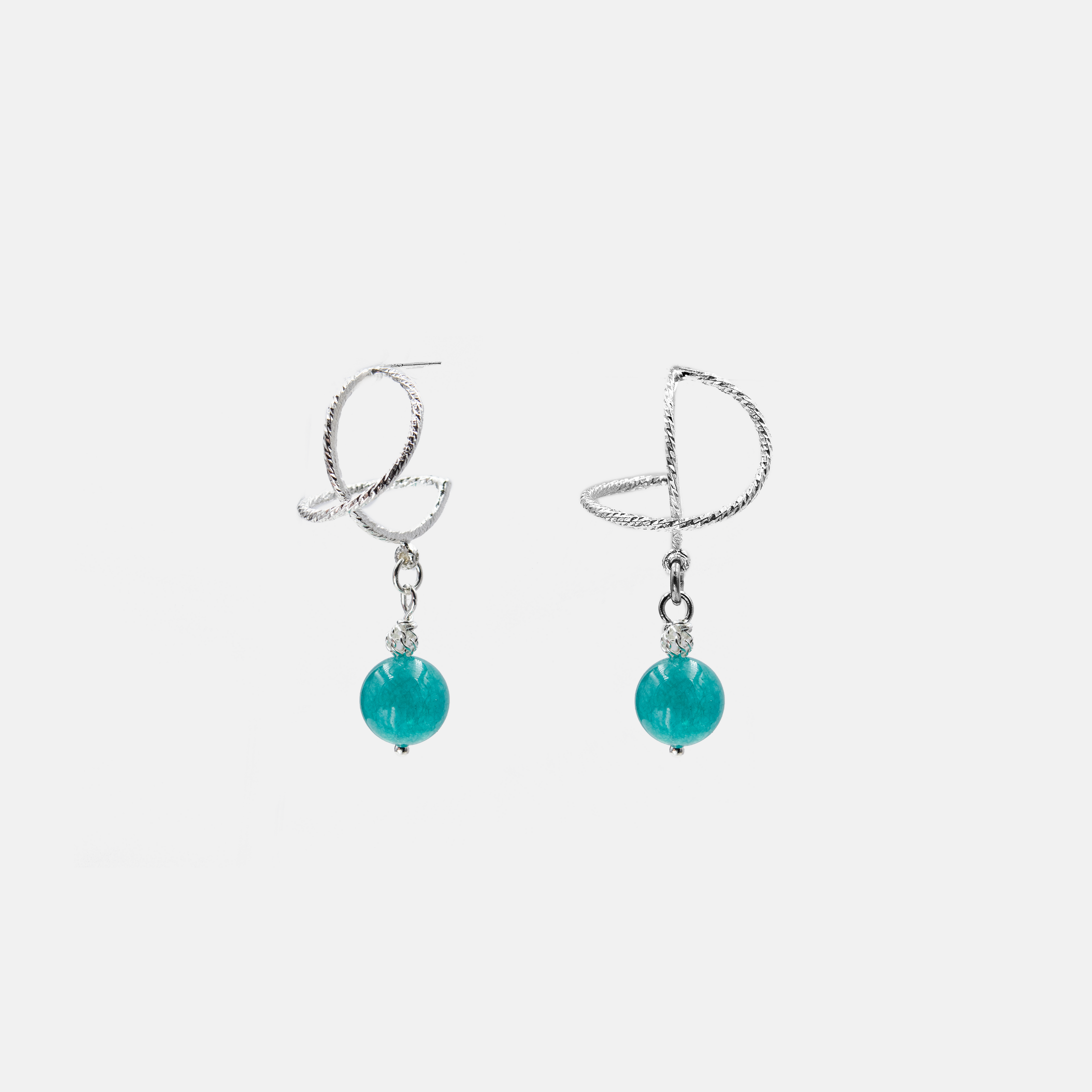 עגילי כסף אומגה עם אגת בגוון תכלת-שמיים – תכשיט מלא אור, רכות ואסתטיקה טבעית. עגילים שמתאימים במיוחד ללבוש בהיר או גוונים פסטליים, ויוצרים הופעה הרמונית. מבנה האומגה מתאים במיוחד לנשים שאוהבות תכשיטים נוחים אך בעלי אמירה אישית ועדינה.

