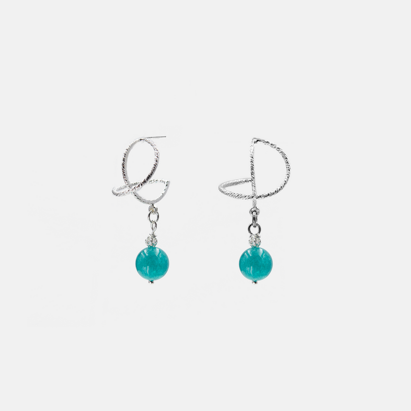 עגילי כסף אומגה עם אגת בגוון תכלת-שמיים – תכשיט מלא אור, רכות ואסתטיקה טבעית. עגילים שמתאימים במיוחד ללבוש בהיר או גוונים פסטליים, ויוצרים הופעה הרמונית. מבנה האומגה מתאים במיוחד לנשים שאוהבות תכשיטים נוחים אך בעלי אמירה אישית ועדינה.

