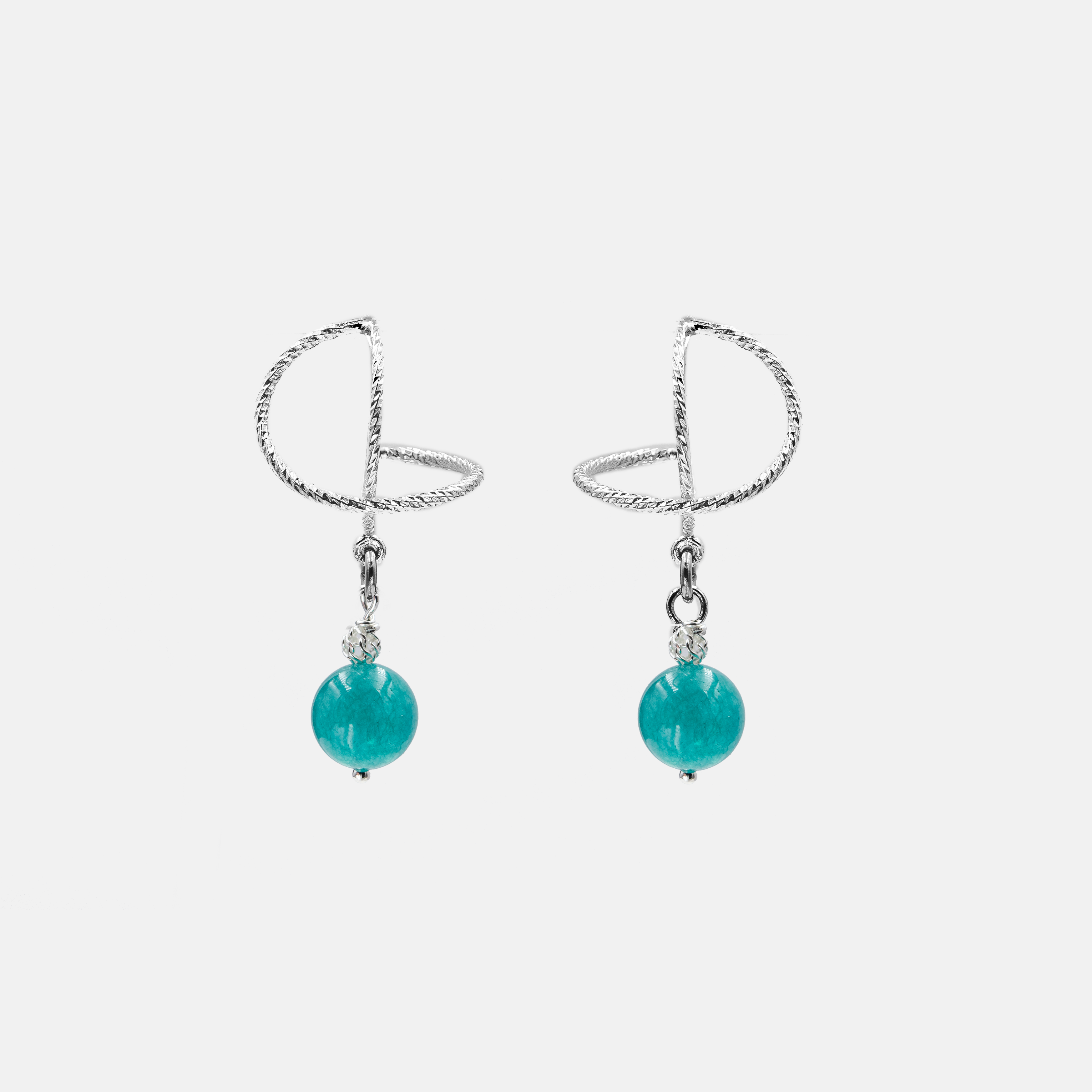 עגילי כסף אומגה בעבודת יד עם אגת תכלת – תכשיט שמעניק מראה רענן, רגוע ונשי. גוון האגת מזכיר שמיים בהירים וים שליו, ומביא איתו תחושת איזון ועדינות. העיצוב הקלאסי של סוגר האומגה יושב על האוזן בנוחות, ויוצר מראה אלגנטי אך נינוח. מתאים לנשים שמחפשות תכשיט עם נוכחות שקטה ליום-יום או לערב.

