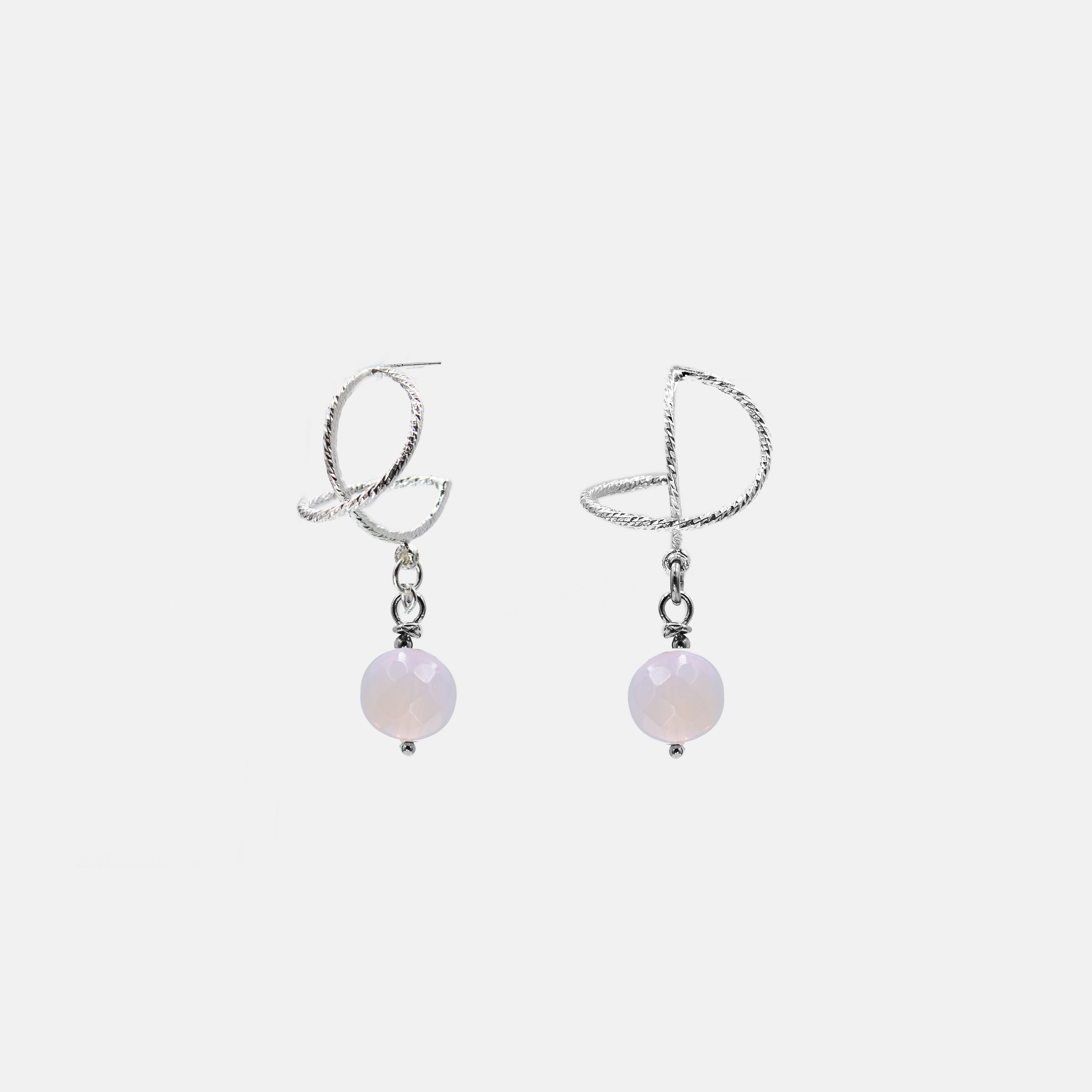 עגילי אומגה מכסף סטרלינג 925 עם רוז אופליט – שילוב מושלם של עיצוב קלאסי עם גוון ורדרד חלבי שמעניק תחושת רוך ועדינות. האבן יוצרת אפקט פניני עדין עם משחקי אור שמוסיפים חיים לעגיל. עיצוב האומגה מחזיק את העגיל במבנה יציב ונוח במיוחד. מתנה נהדרת לכל אישה שאוהבת תכשיטים בצבעים רומנטיים ונקיים עם נגיעה מודרנית.

