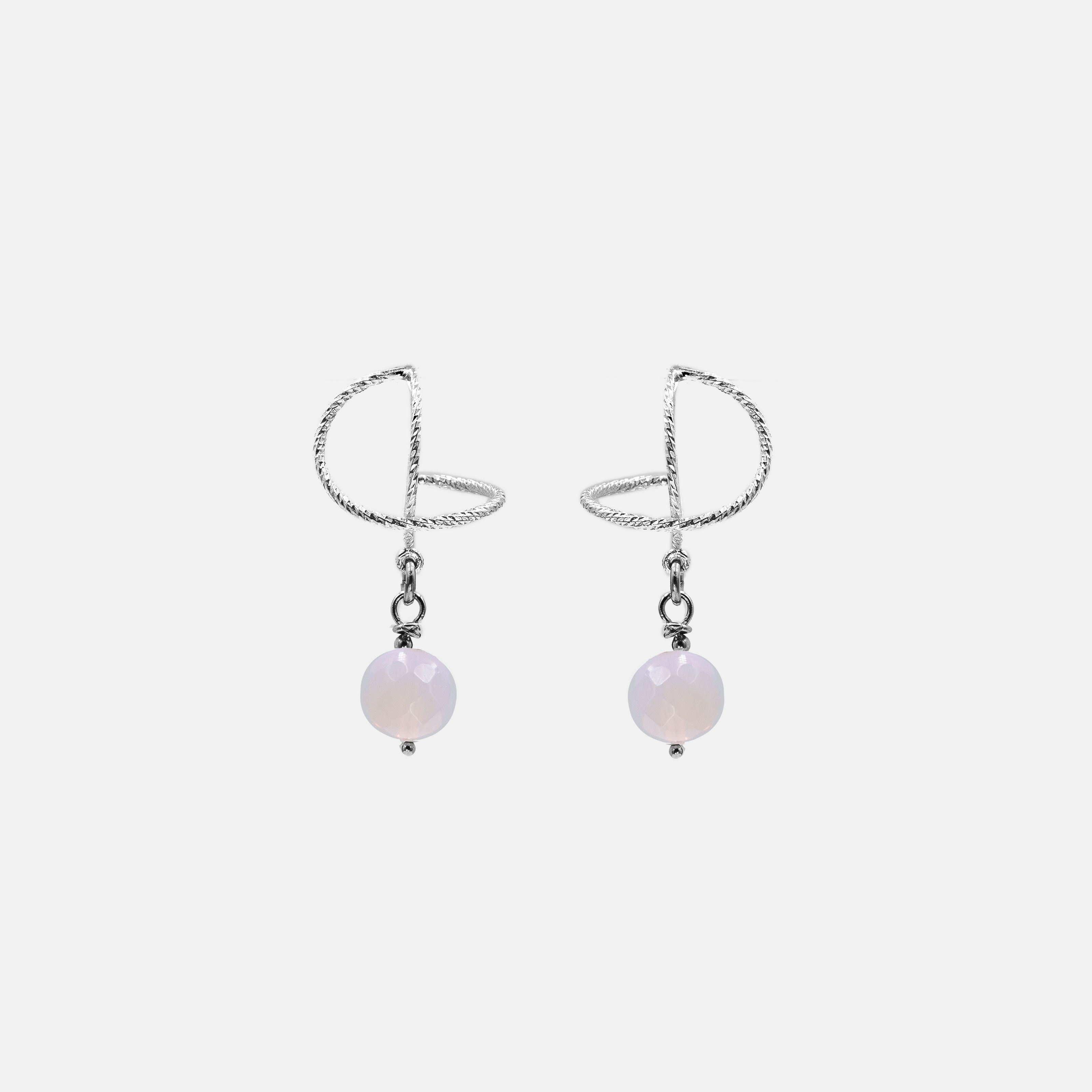 עגילי כסף אומגה מעוצבים עם רוז אופליט בגוון ורוד חלומי – תכשיט עדין, רך ונשי שמאיר את הפנים בנוכחות זוהרת ושקטה. רוז אופליט ידוע כאבן של שלווה פנימית, אהבה רכה ואנרגיה מרגיעה. העיצוב בסגנון אומגה מציע נוחות מקסימלית וסגירה בטוחה, אידיאלית ללבישה ממושכת. תכשיט שמשלים הופעה יומיומית רומנטית או מראה ערב אלגנטי, ומוסיף טאץ’ קסום ומלא אור.

