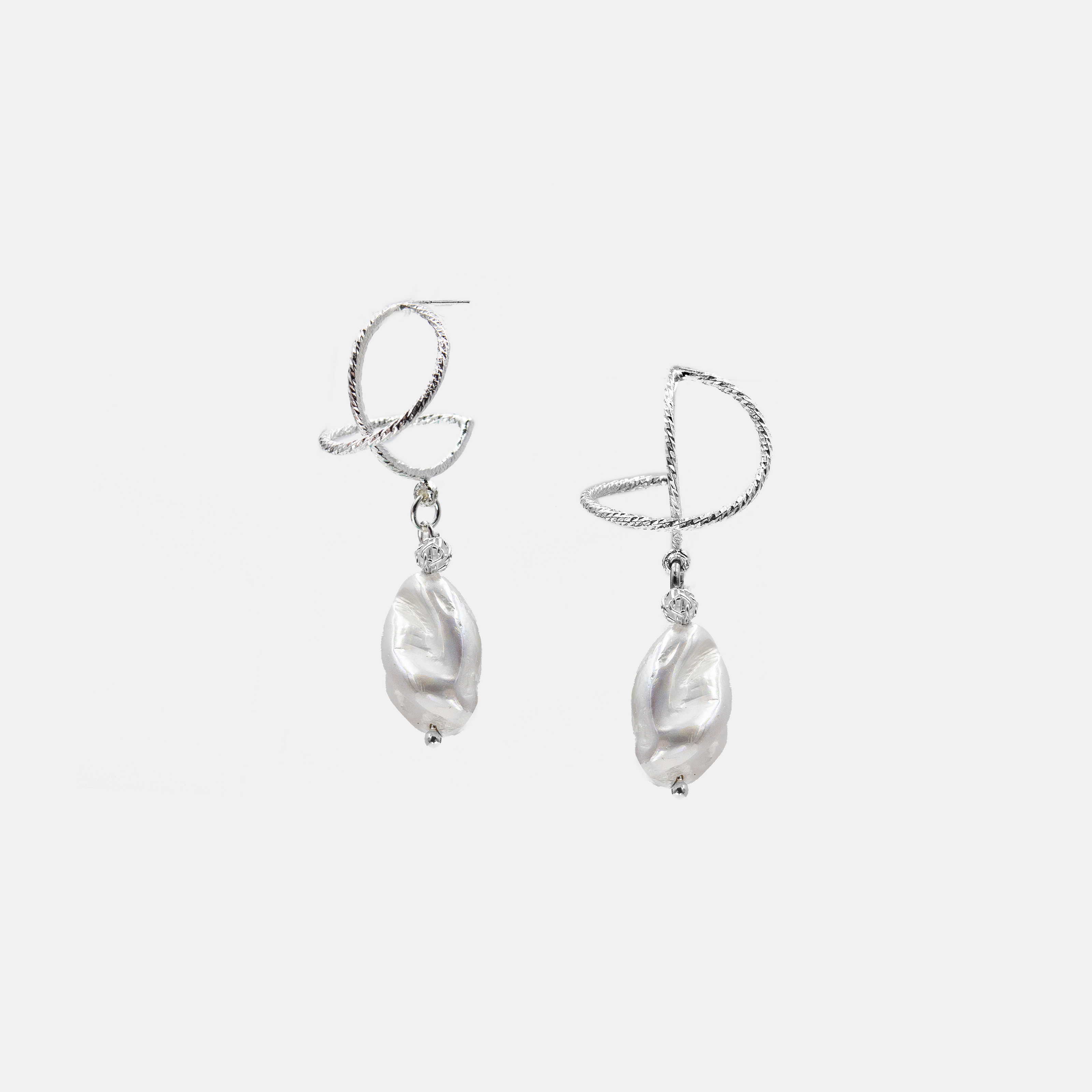 עגילי כסף בעיצוב אומגה עם פנינה ברוק מלאכותית – תכשיט שמשלב אלגנטיות קלאסית עם טקסטורה רכה ואורגנית. הצורה הייחודית של הפנינה מעניקה לכל זוג עגילים אופי שונה, בעוד הכסף מבליט את הברק העדין שלה. עגילים נוחים לענידה ממושכת, מושלמים כמתנה אלגנטית או כתוספת נשית ונצחית לאוסף התכשיטים שלך.

