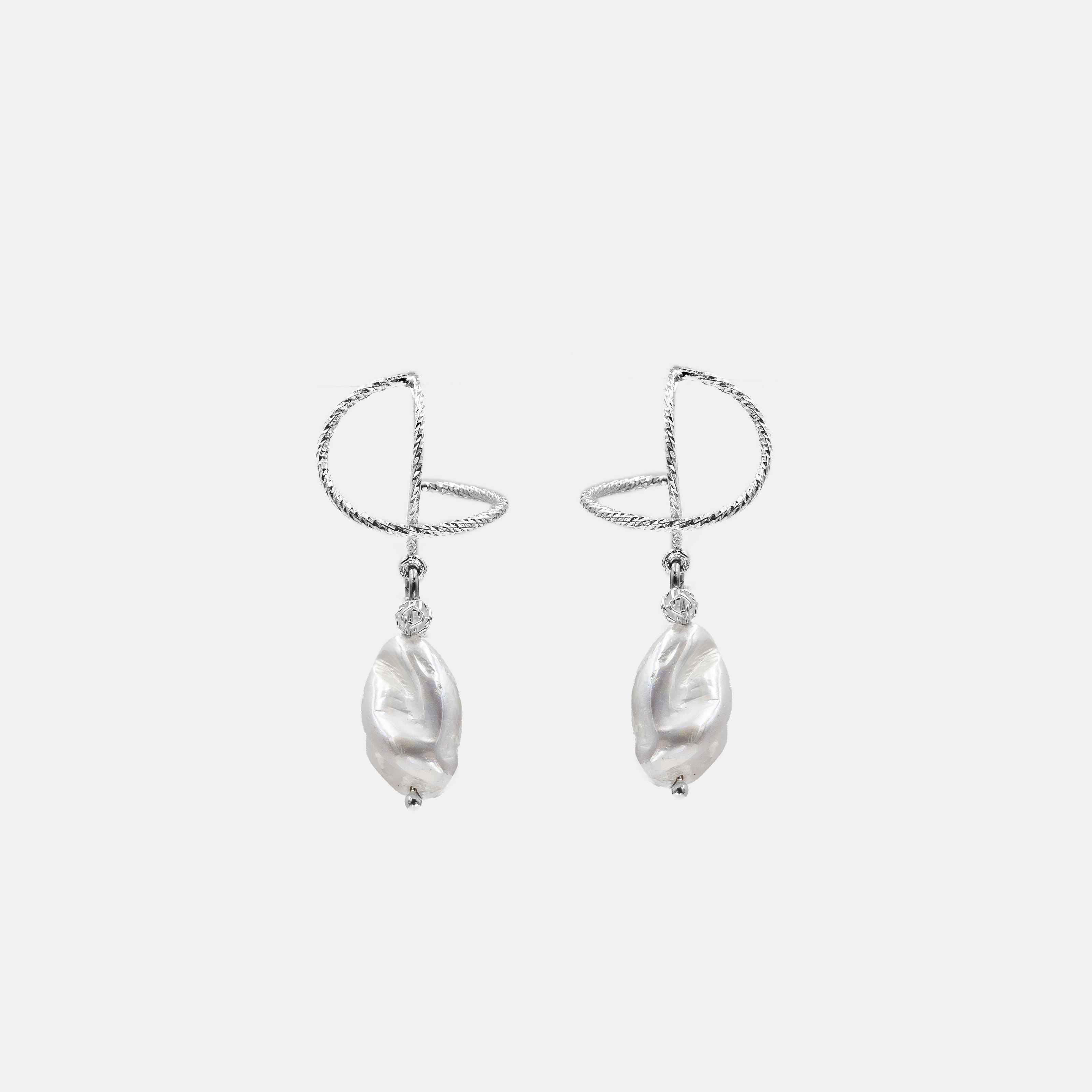 עגילי כסף אומגה עם פנינה ברוק מלאכותית – תכשיט אלגנטי עם מראה קלאסי ונוכחות מרשימה. הפנינה בעלת הצורה הא-סימטרית מוסיפה לעגיל ייחודיות וטבעיות, בעוד העיצוב בסגנון אומגה מבטיח יציבות ונוחות מקסימלית. מתאימים לנשים שמחפשות תכשיט בעיצוב על-זמני עם טוויסט מודרני. מושלמים לערב, אירועים חגיגיים או פשוט ליום שבו את רוצה להרגיש מיוחדת.

