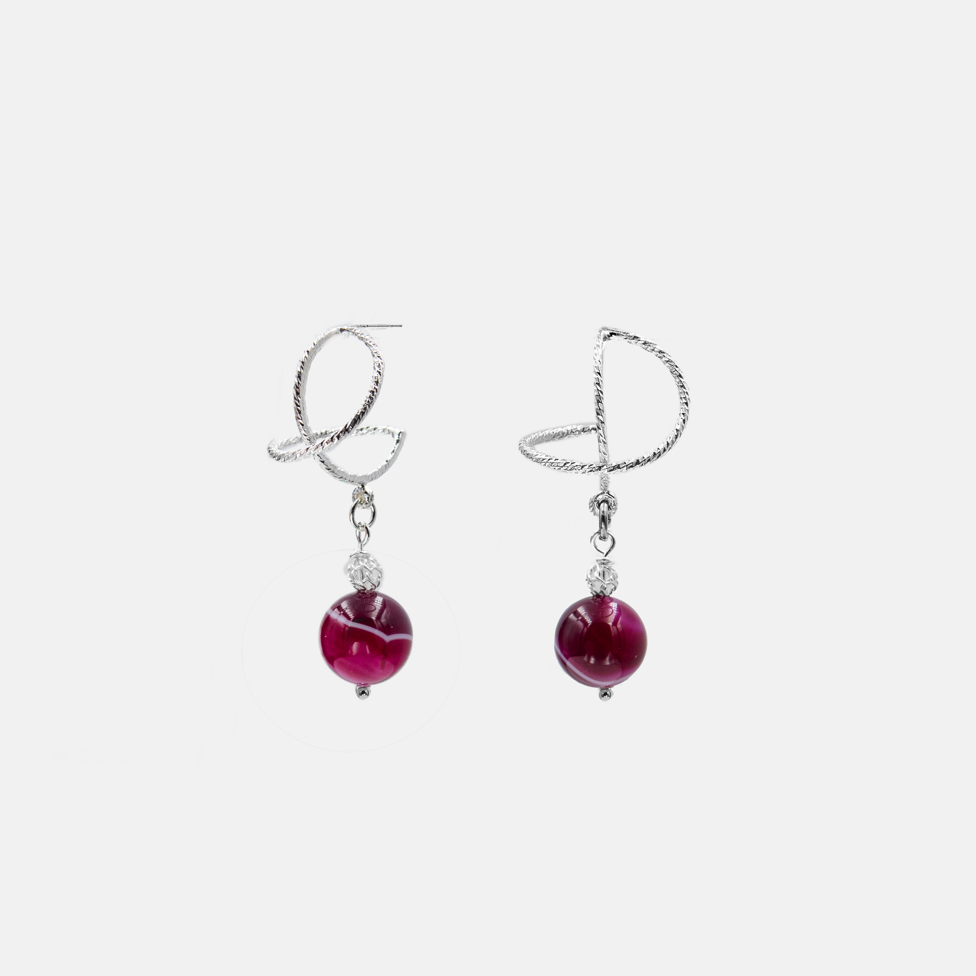 עגילי כסף אומגה מעוצבים עם אגת סגולה – תכשיט מלא אצילות ורכות נשית. האגת הסגולה מביאה איתה אנרגיה של רוגע, אינטואיציה ואיזון פנימי, כשהיא משתלבת באופן מושלם עם גימור הכסף הבוהק. סגנון האומגה מציע אחיזה נוחה ובטוחה לאוזן, ומקנה לעגיל מראה אלגנטי ונשי במיוחד. מתאים ליום-יום או לערב עם טאץ' צבעוני שקט.

