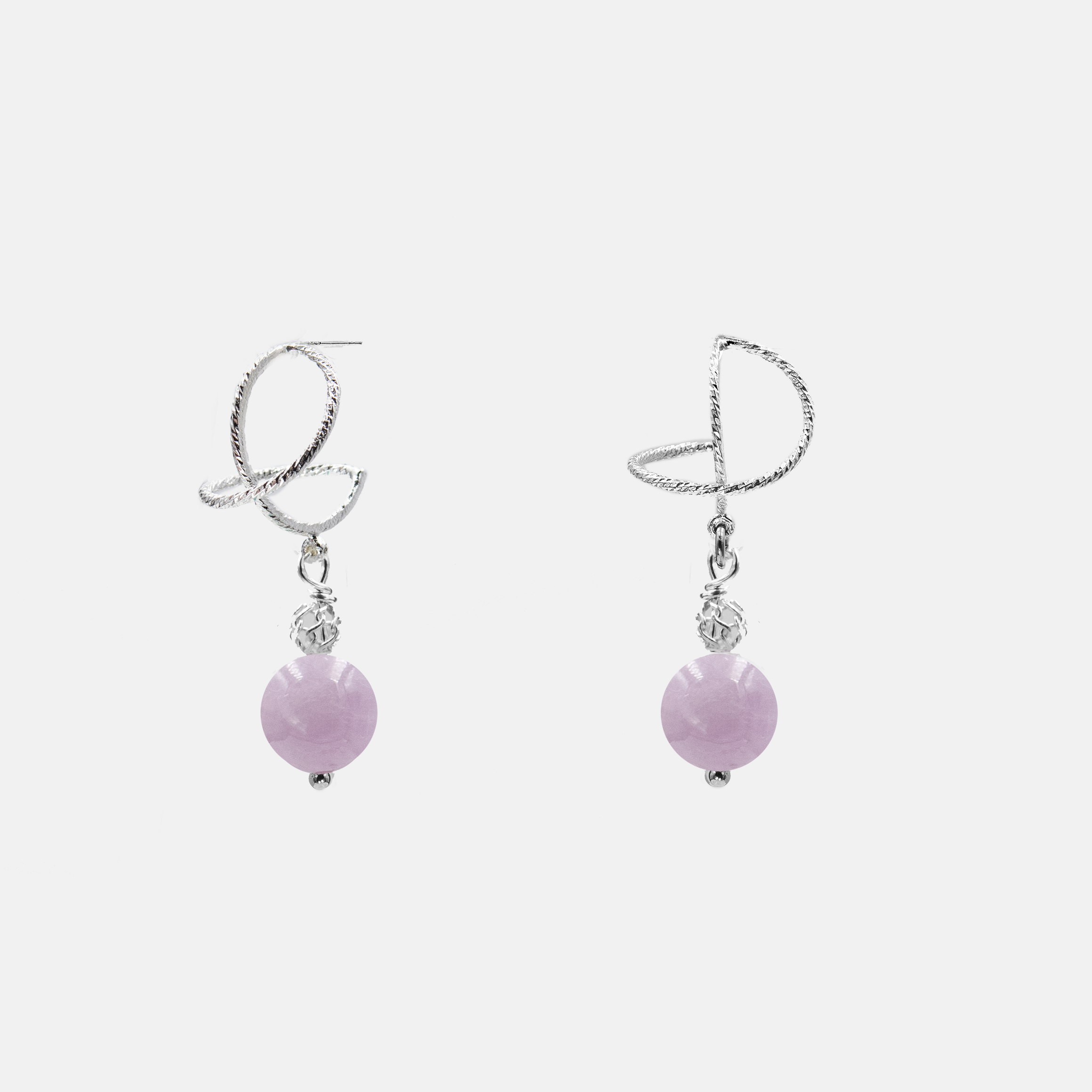 עגילי כסף מעוצבים עם מורגנייט בגוון ורוד אפרסק עדין – תכשיט קלאסי ורומנטי עם נגיעה עכשווית. סגנון האומגה מעניק יציבות ונוחות, ואבן המורגנייט מוסיפה צבע חמים עם מסר של אהבה ורכות. מתאים לנשים שאוהבות תכשיטים אלגנטיים אך לא צעקניים, בעלי צבע עדין ומשמעות פנימית. תכשיט שמשדר אצילות, רגש וסטייל.

