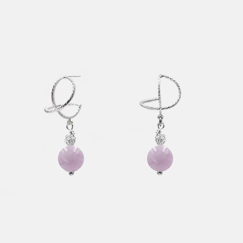 עגילי כסף מעוצבים עם מורגנייט בגוון ורוד אפרסק עדין – תכשיט קלאסי ורומנטי עם נגיעה עכשווית. סגנון האומגה מעניק יציבות ונוחות, ואבן המורגנייט מוסיפה צבע חמים עם מסר של אהבה ורכות. מתאים לנשים שאוהבות תכשיטים אלגנטיים אך לא צעקניים, בעלי צבע עדין ומשמעות פנימית. תכשיט שמשדר אצילות, רגש וסטייל.

