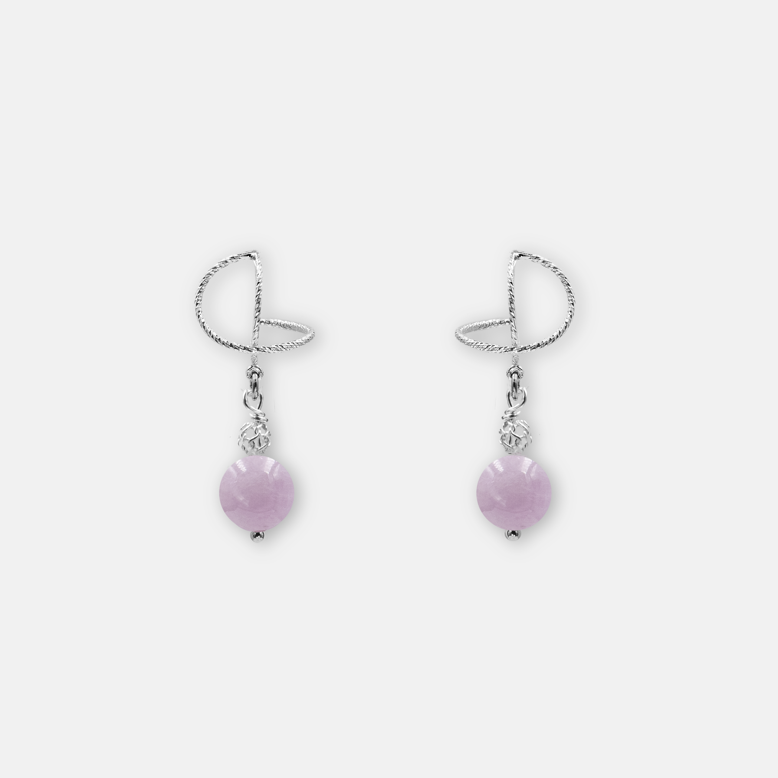 עגילי כסף אומגה עם מורגנייט ורדרד – תכשיט עדין ונשי בגווני פסטל רכים. אבן המורגנייט ידועה כאבן של אהבה, רוך ואנרגיה חיובית. העיצוב הקלאסי של סגנון האומגה יושב על האוזן בנוחות ומעניק לעגילים מראה יוקרתי ונעים לעין. מושלמים ליום-יום או לאירוע מיוחד, ומתנה נפלאה לאישה שמחפשת תכשיט שמחבר בין צבע עדין ונוכחות אלגנטית.

