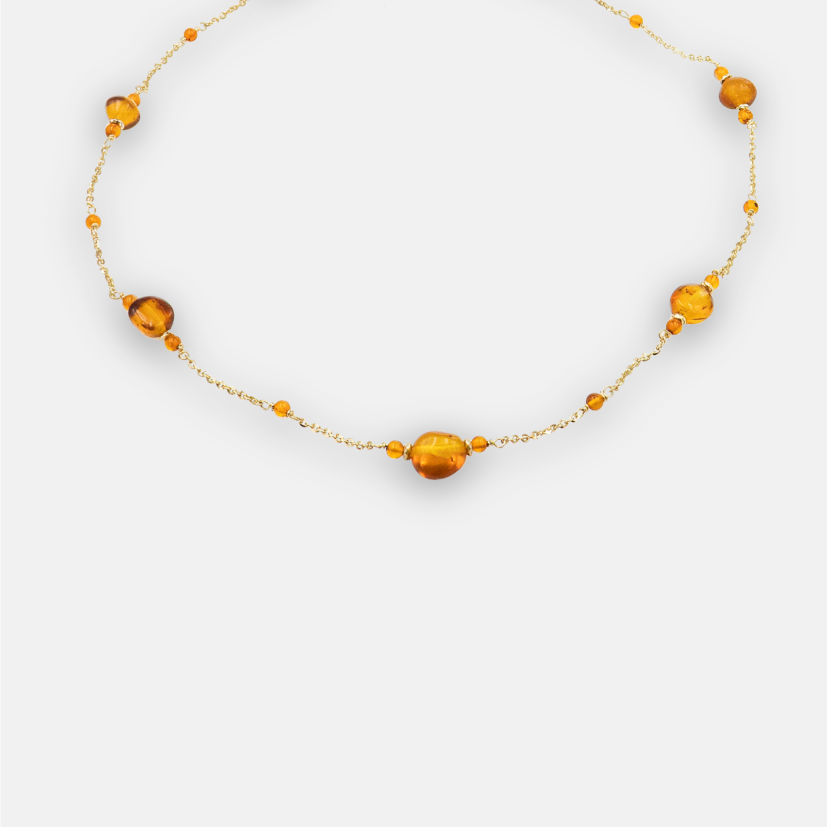 שרשרת כסף בציפוי זהב עם אבני ענבר טבעי בגווני שמש חמים – תכשיט שמשלב שילוב בין השראה מהטבע לקלאסיקה עיצובית. הענבר, בהגוון הדבש־כתום של הענבר, מביא עמו חמימות, רוך ואור פנימי, והציפוי הזהוב מוסיף ברק עדין שמתאים לכל עונה ולכל הופעה. העיצוב עדין ומעודן, אך מושך את העין בזכות האופי הייחודי של כל אבן, כל שרשרת מביאה איתה אופי אחר. מתאים ליום או לערב, לבגדים בהירים או כהים – תכשיט שמוסיף חמימות רכה ונשית לסגנון האישי שלך. בחירה מושלמת למי שאוהבת מראה הרמוני עם עומק וצבע.