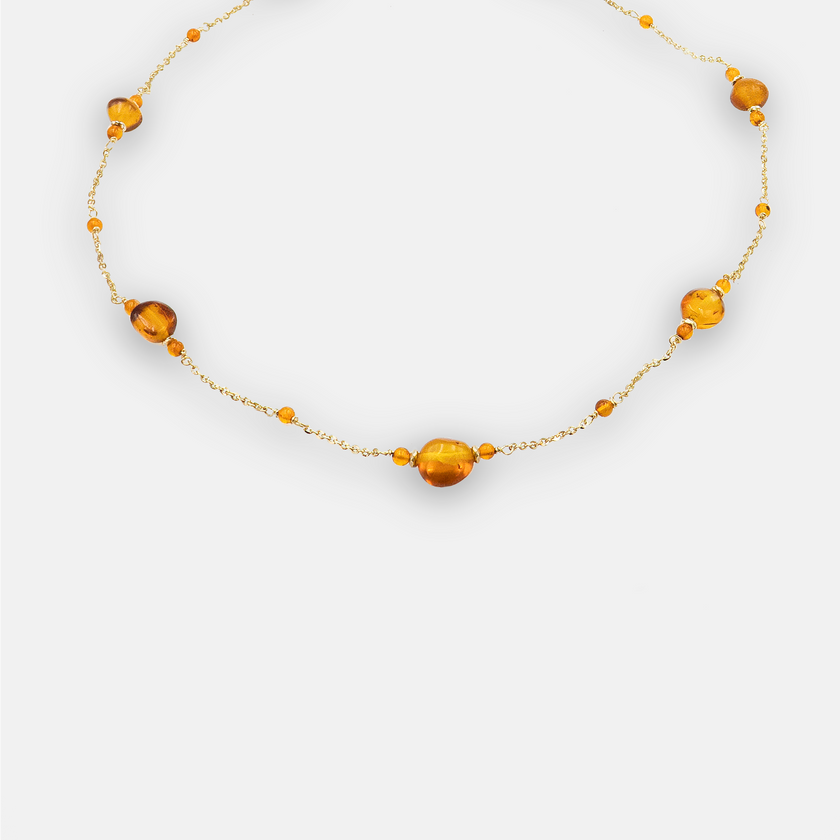 שרשרת כסף בציפוי זהב עם אבני ענבר טבעי בגווני שמש חמים – תכשיט שמשלב שילוב בין השראה מהטבע לקלאסיקה עיצובית. הענבר, בהגוון הדבש־כתום של הענבר, מביא עמו חמימות, רוך ואור פנימי, והציפוי הזהוב מוסיף ברק עדין שמתאים לכל עונה ולכל הופעה. העיצוב עדין ומעודן, אך מושך את העין בזכות האופי הייחודי של כל אבן, כל שרשרת מביאה איתה אופי אחר. מתאים ליום או לערב, לבגדים בהירים או כהים – תכשיט שמוסיף חמימות רכה ונשית לסגנון האישי שלך. בחירה מושלמת למי שאוהבת מראה הרמוני עם עומק וצבע.